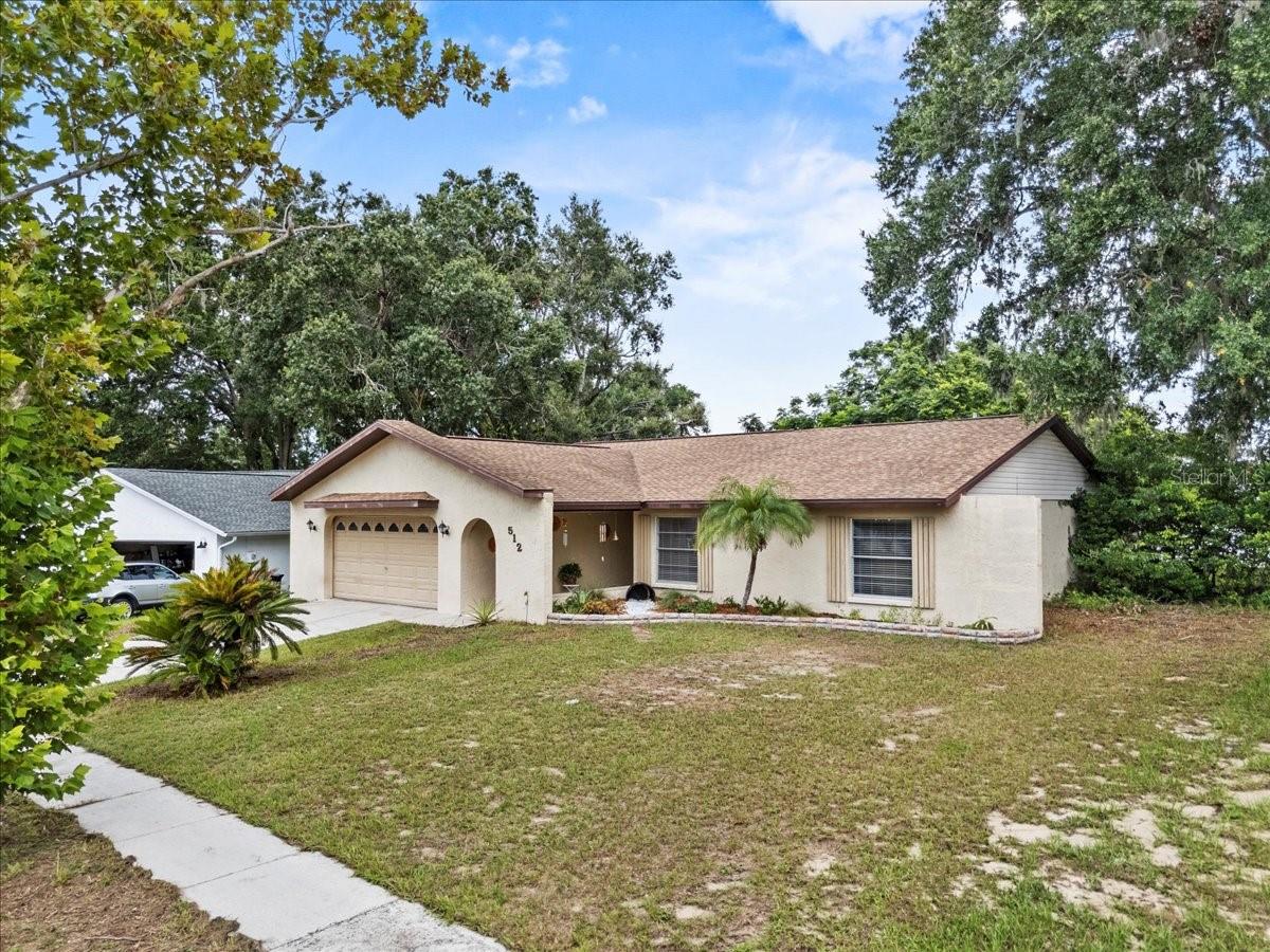 Listing photo id 1 for 512 Hilldale Road