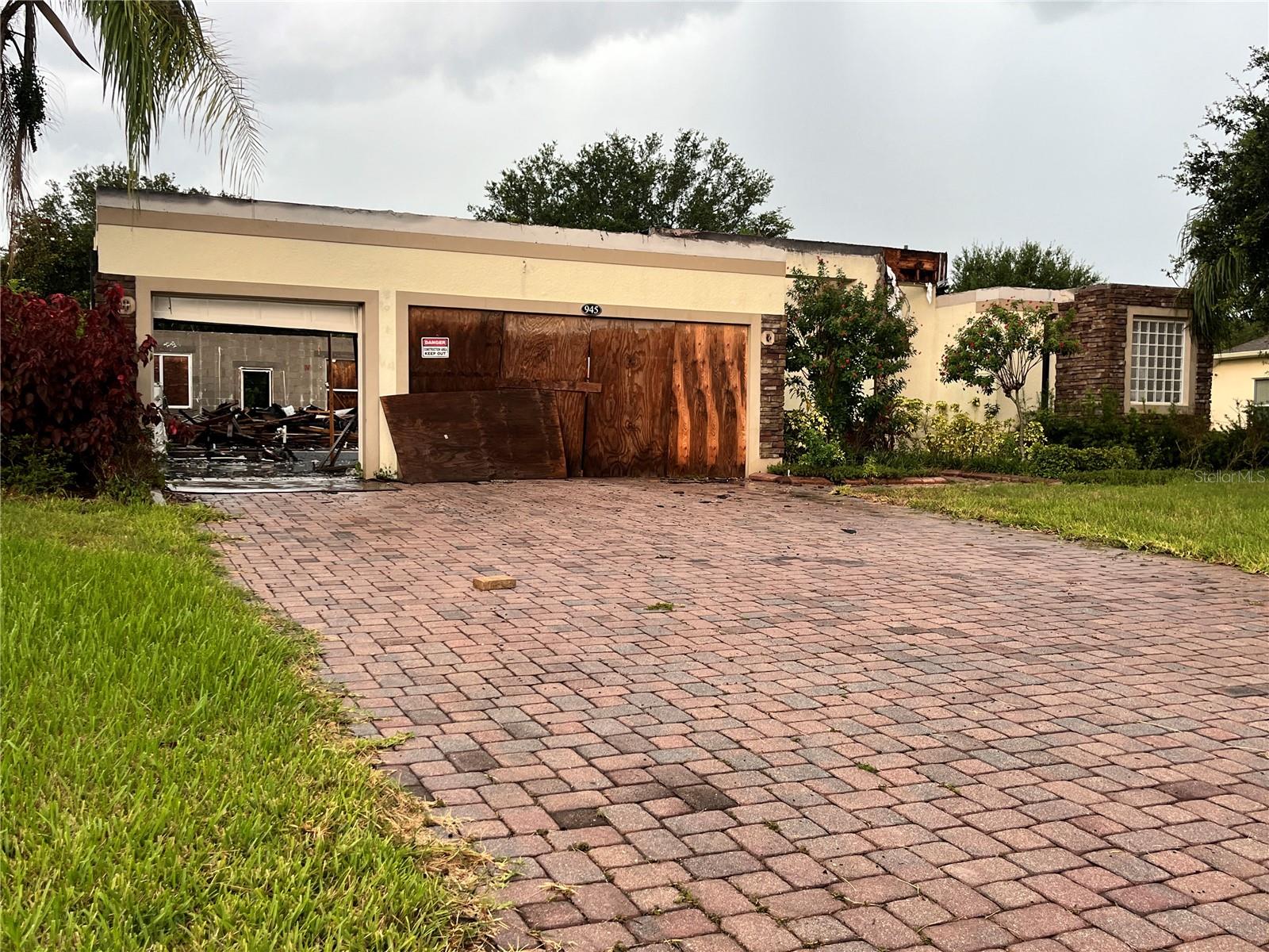 Image 2 of 18 For 945 Classic View Drive