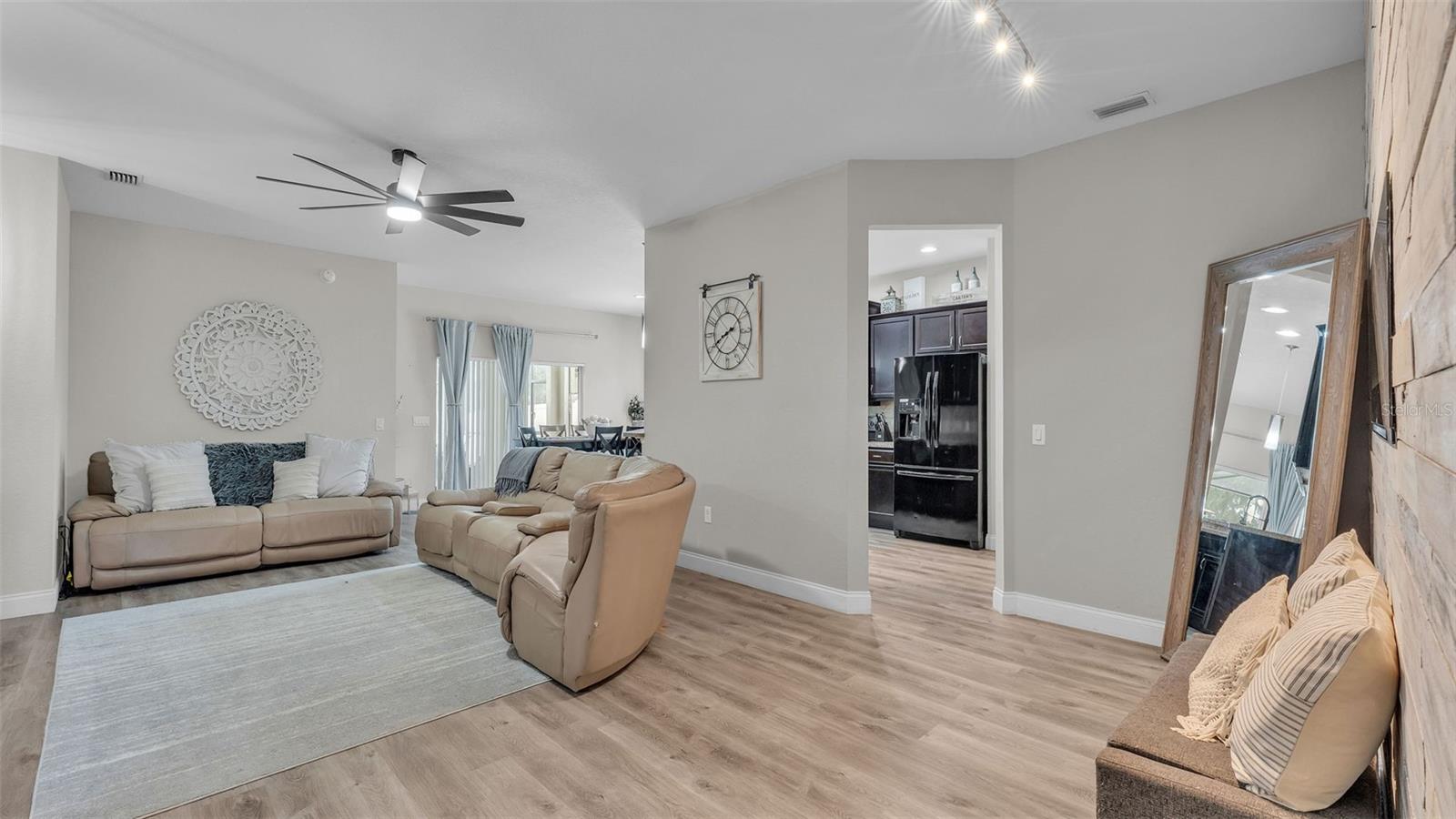 Image 11 of 63 For 4565 Fairway Oaks Drive