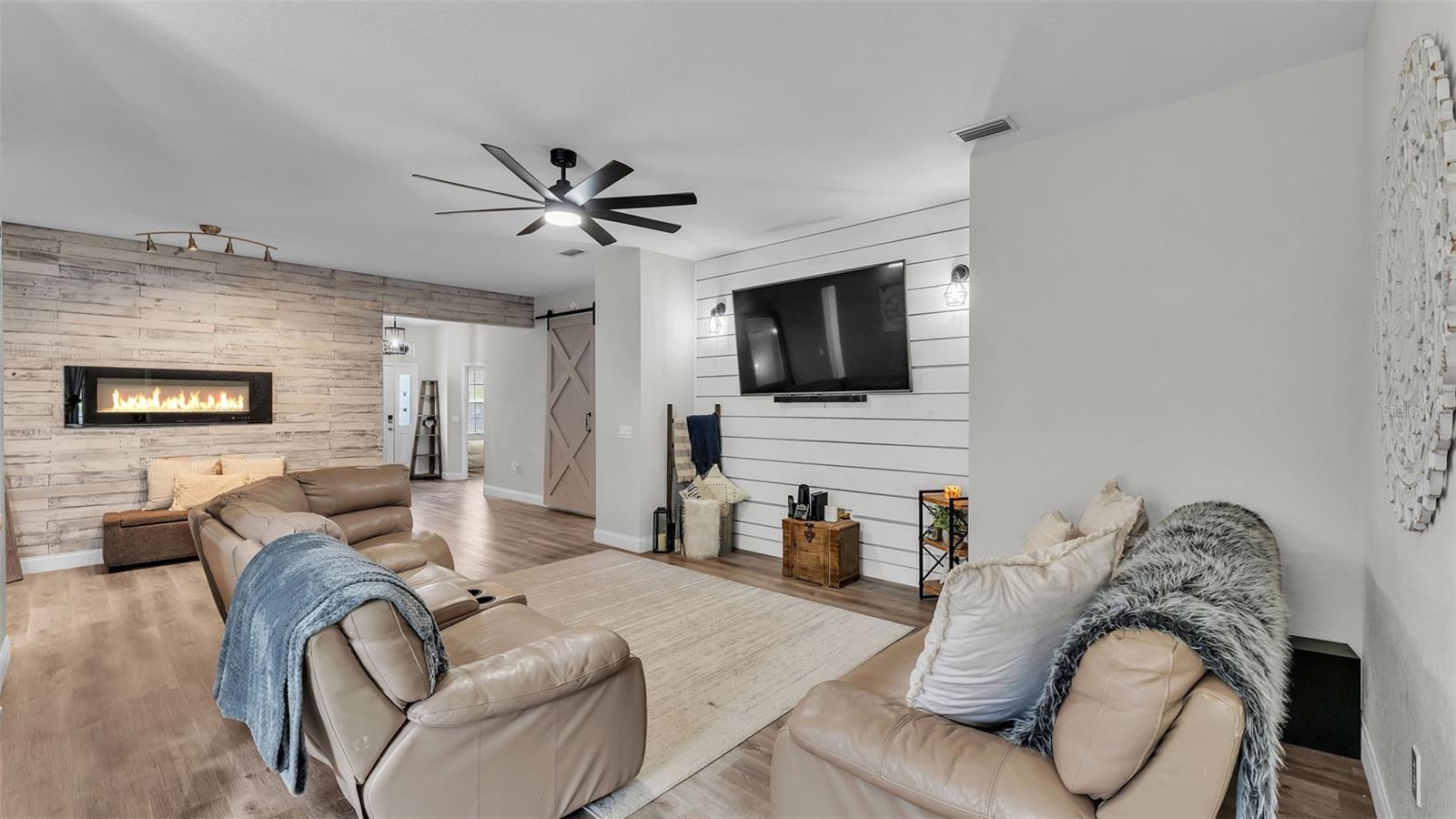 Image 14 of 63 For 4565 Fairway Oaks Drive