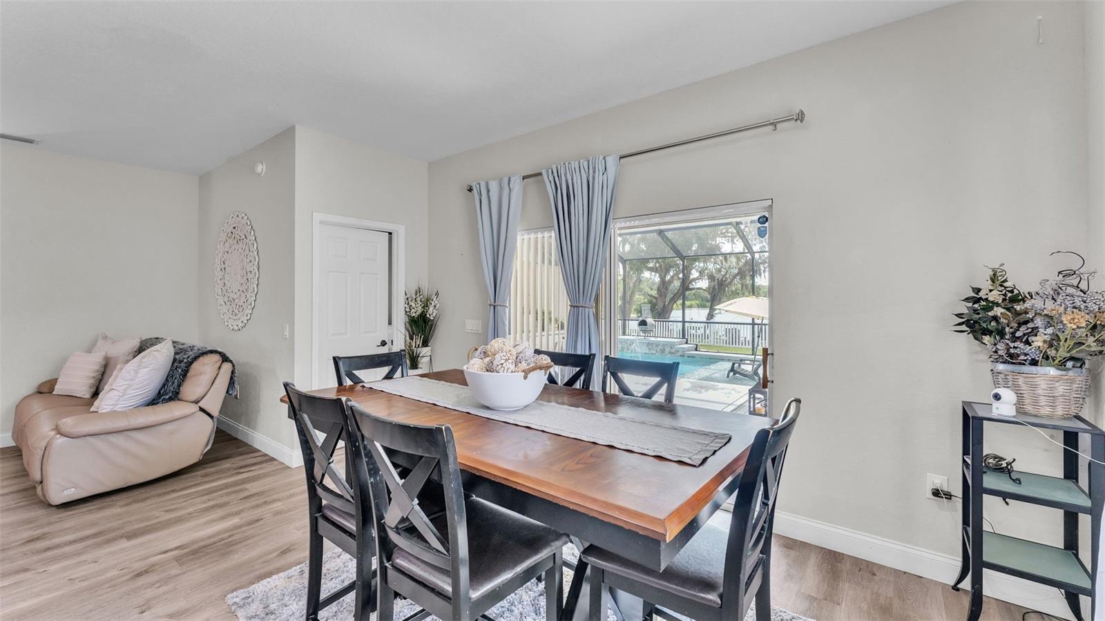 Image 18 of 63 For 4565 Fairway Oaks Drive