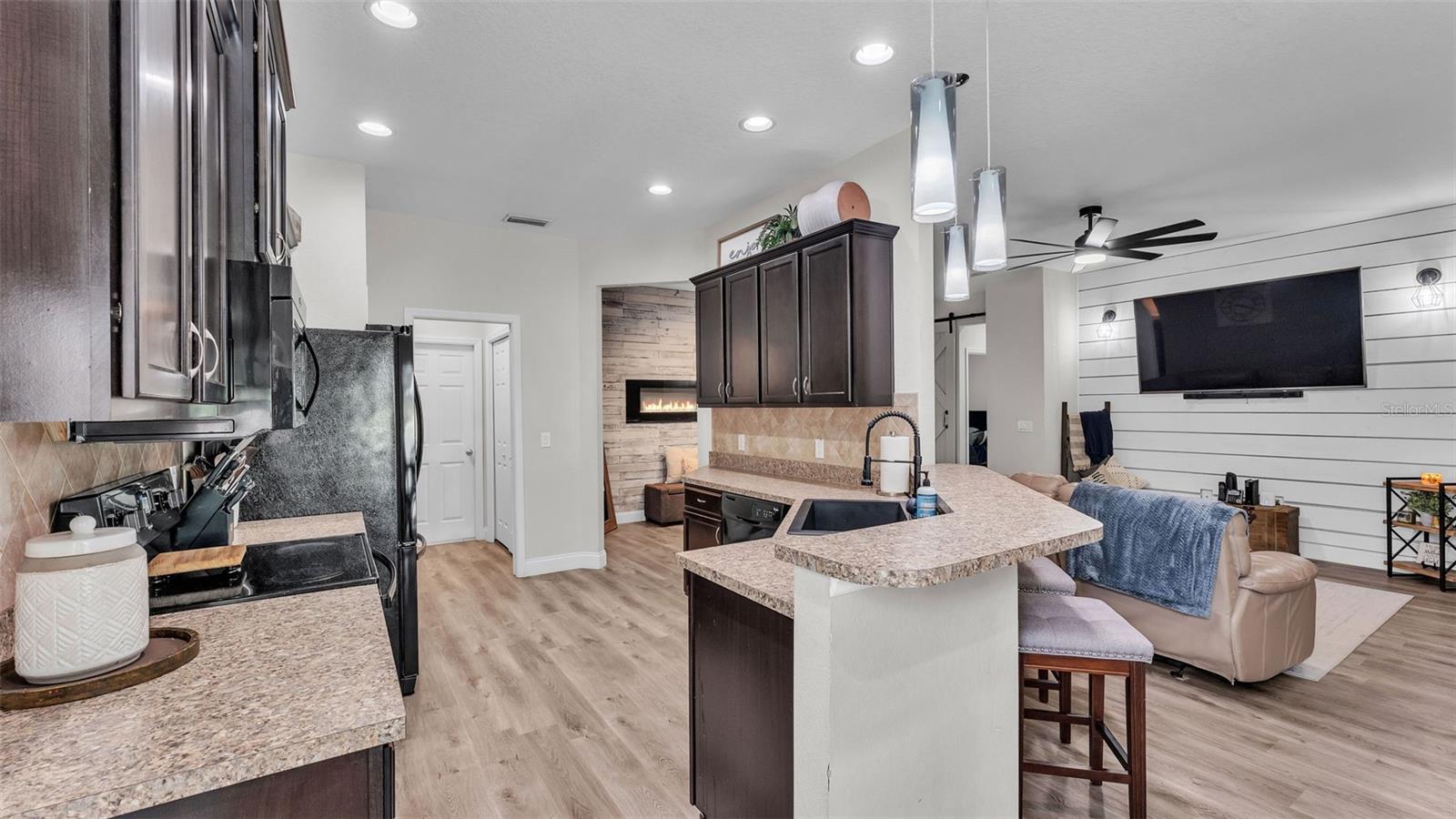 Image 21 of 63 For 4565 Fairway Oaks Drive