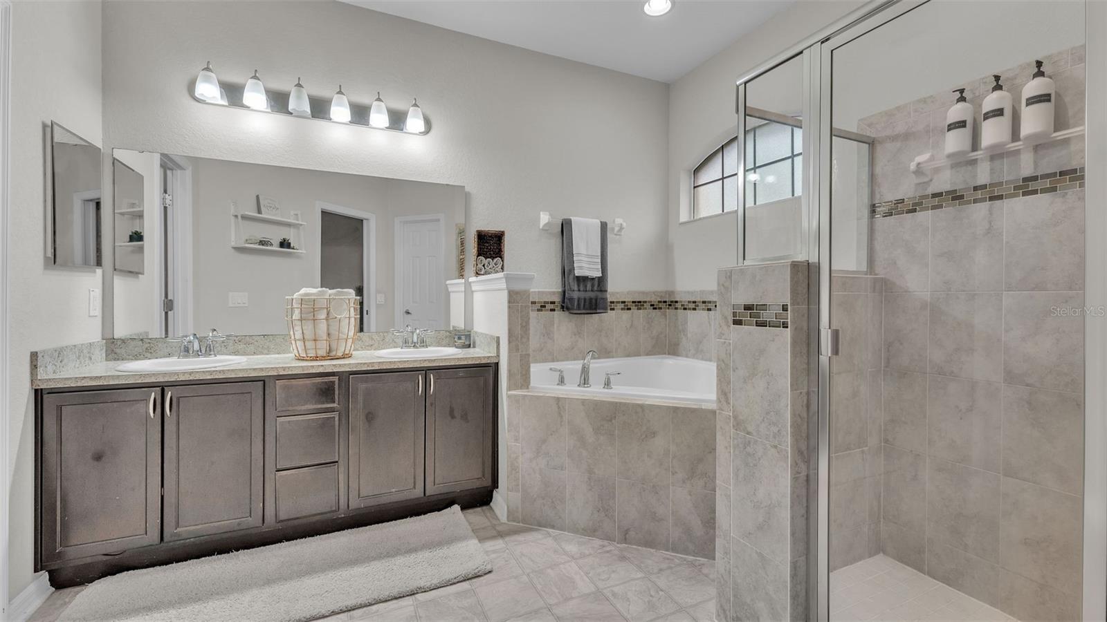 Image 29 of 63 For 4565 Fairway Oaks Drive