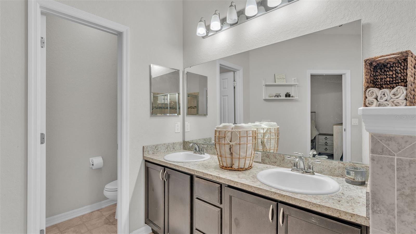 Image 31 of 63 For 4565 Fairway Oaks Drive