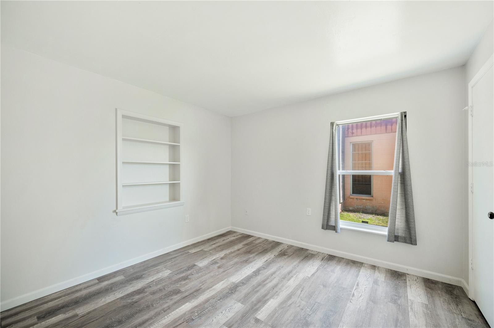 Image 11 of 35 For 1049 Waterview Point