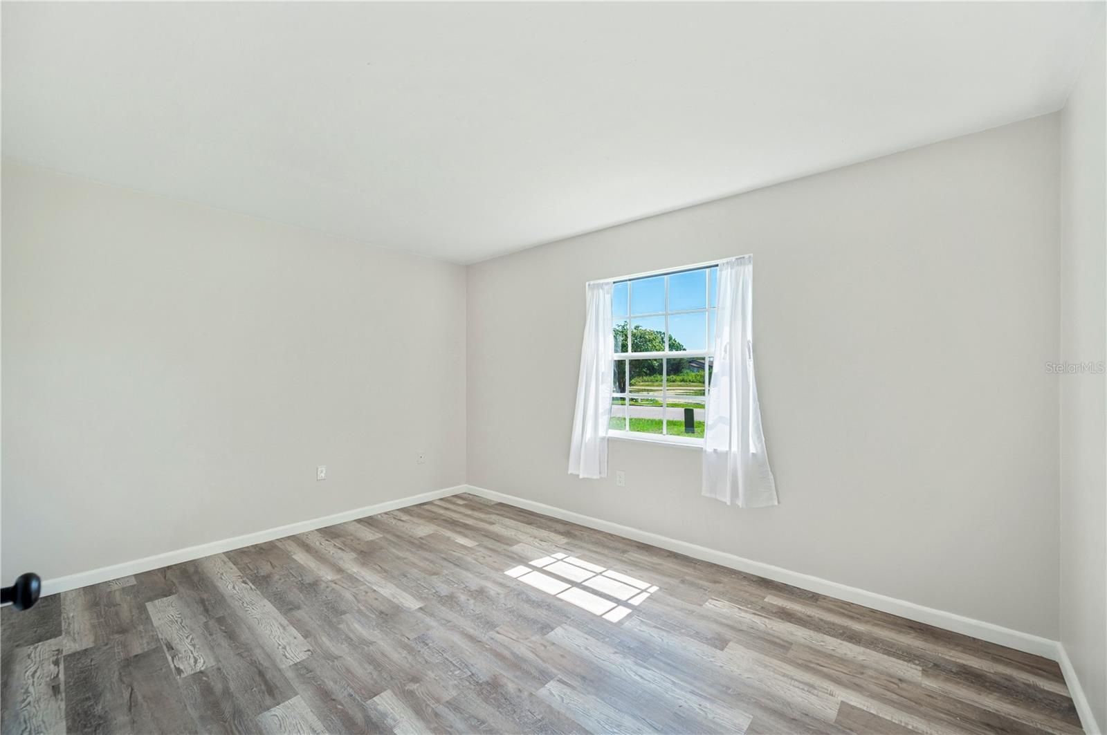 Image 13 of 35 For 1049 Waterview Point