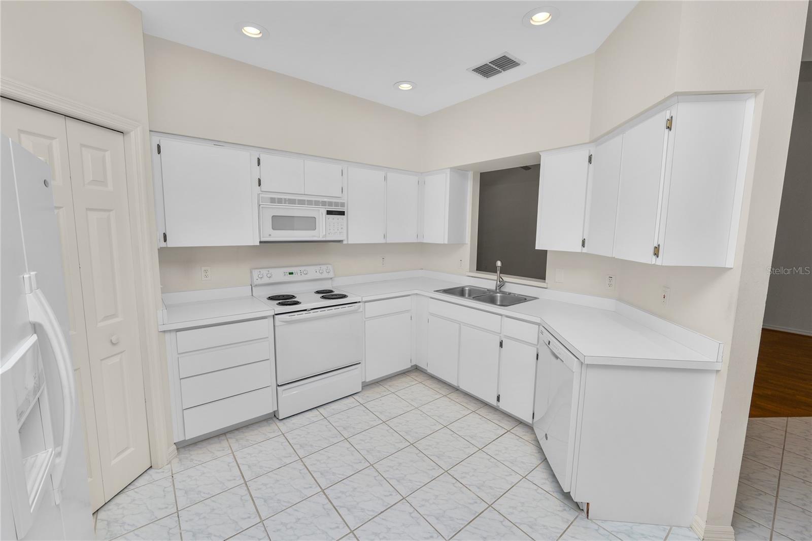 Image 6 of 32 For 3110 Stonewater Drive 122