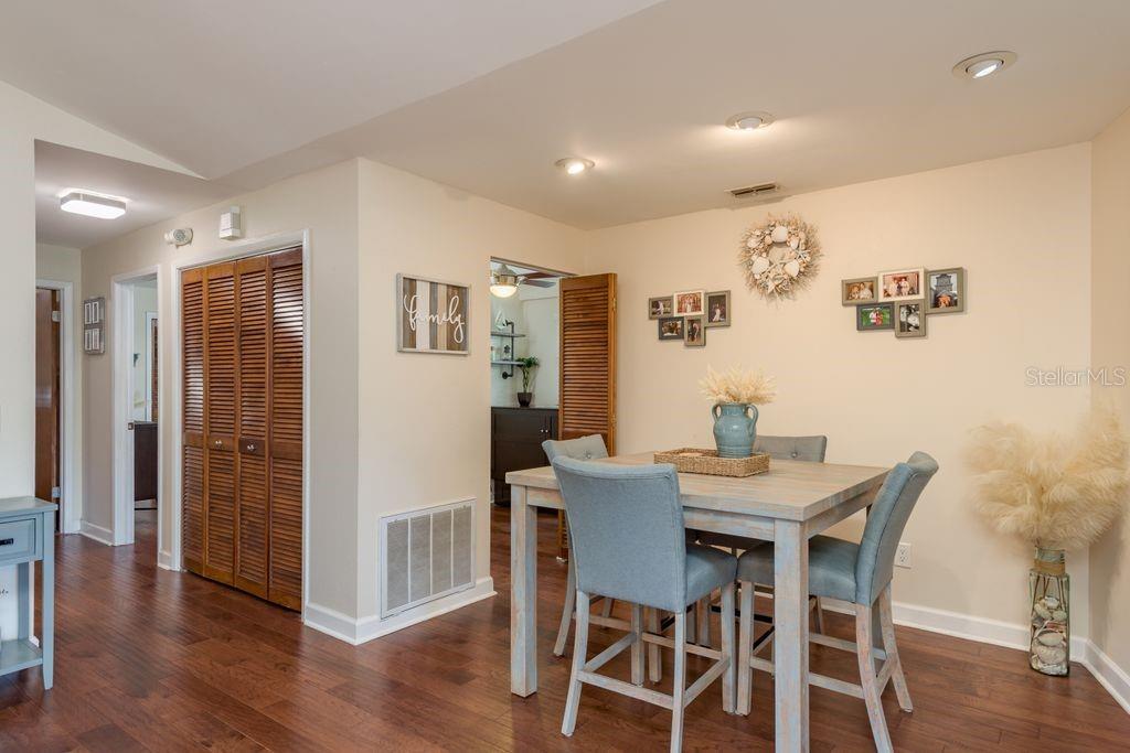 Listing photo id 4 for 6312 Spoonbill Drive
