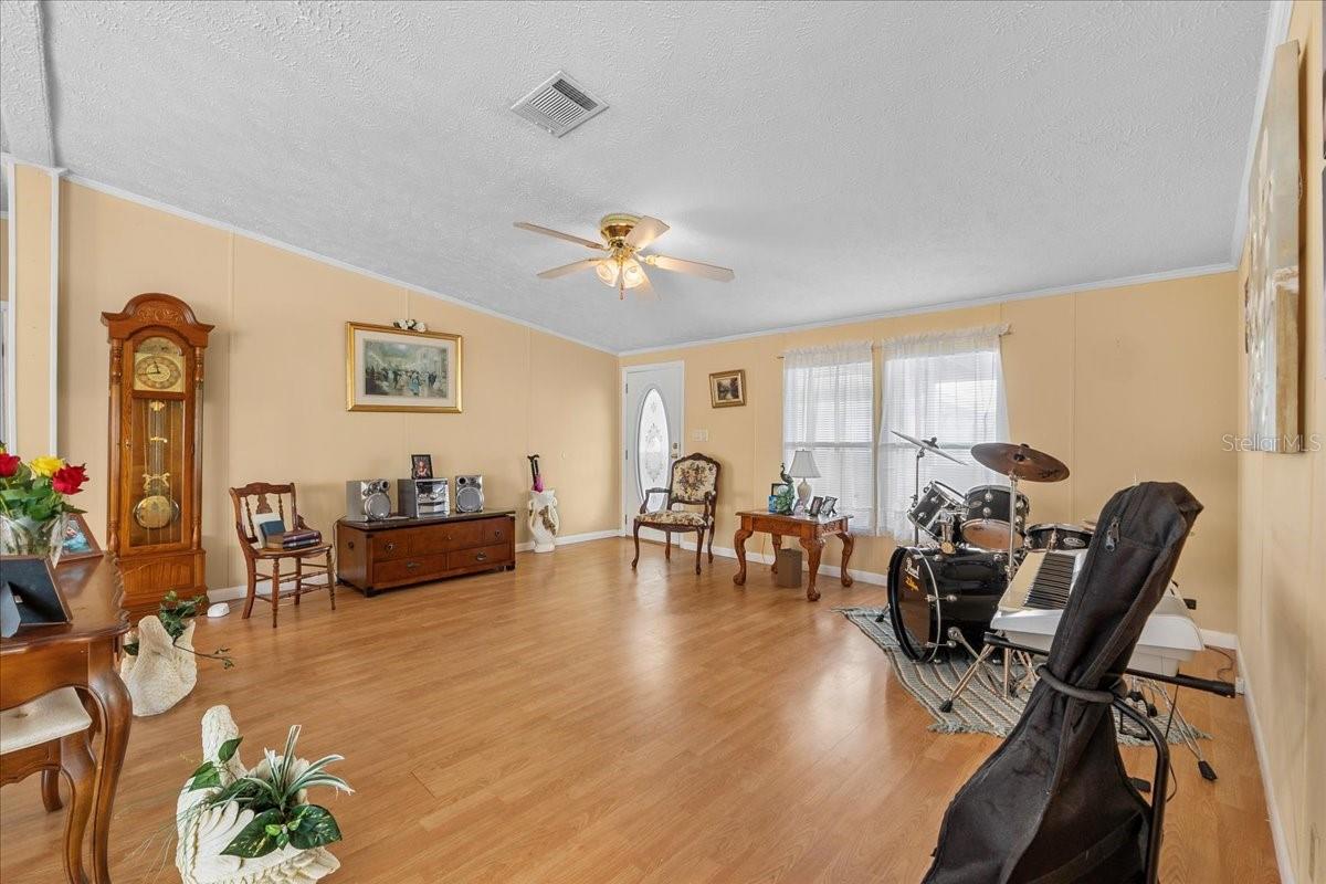 Image 4 of 47 For 483 Lindsey Drive