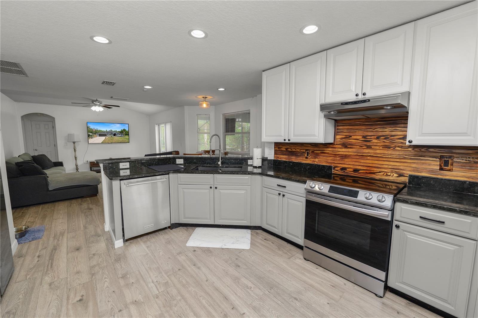 Image 15 of 69 For 18231 Commonwealth Avenue N