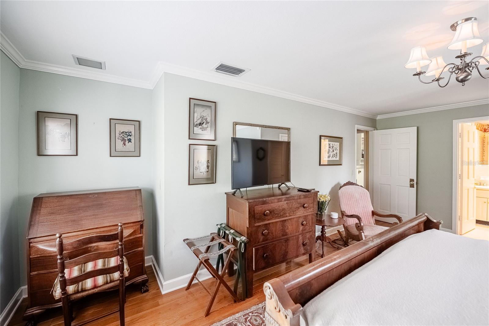 Image 43 of 67 For 2109 Cambridge Avenue