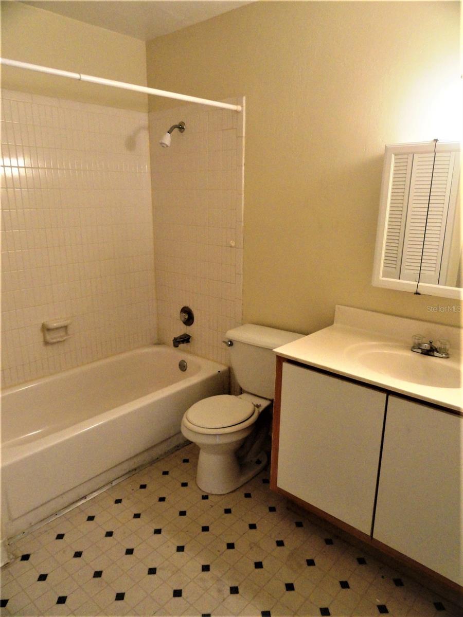 Image 36 of 43 For 1836 Crystal Lake Drive 12