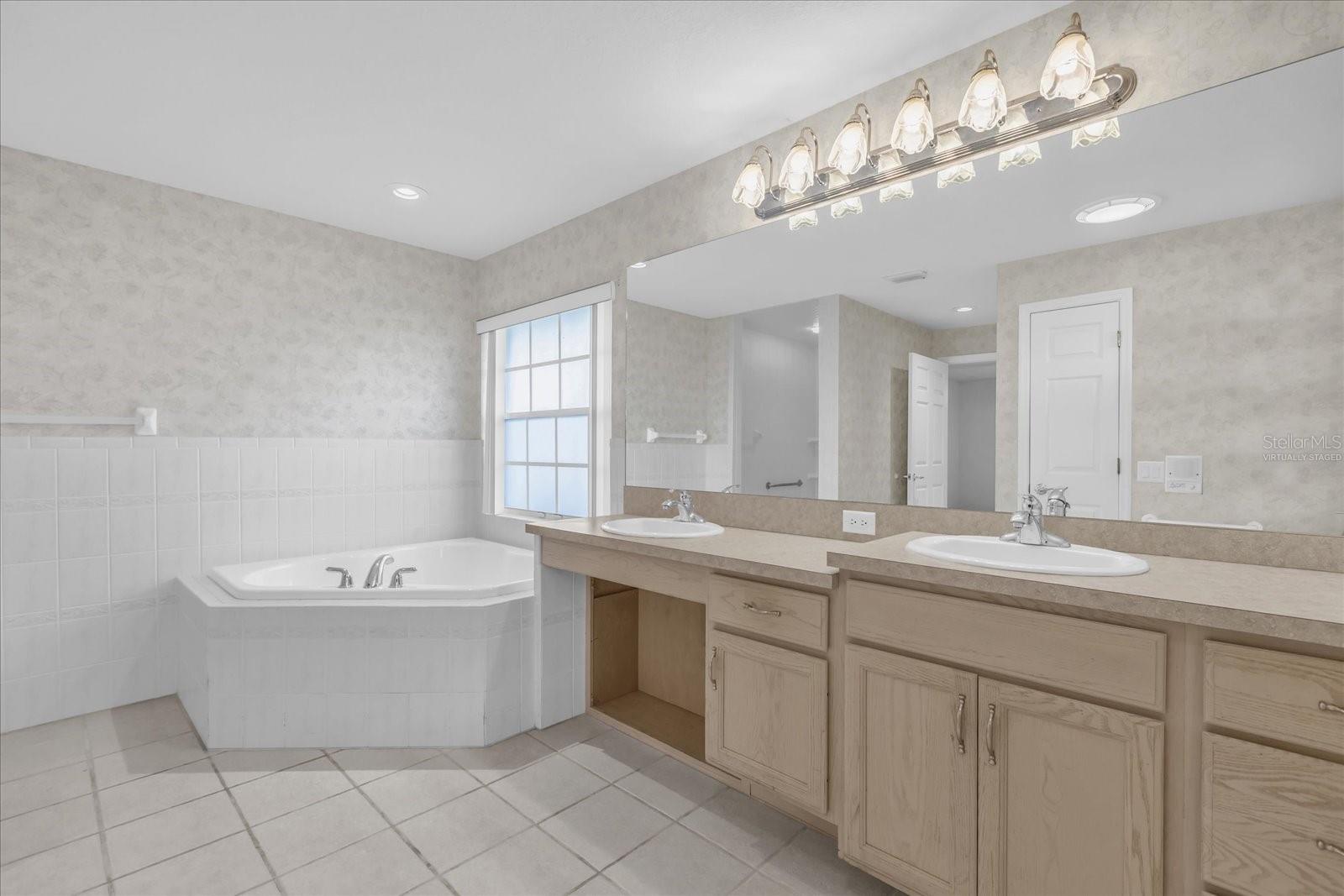 Image 15 of 27 For 2135 Woodbury Boulevard