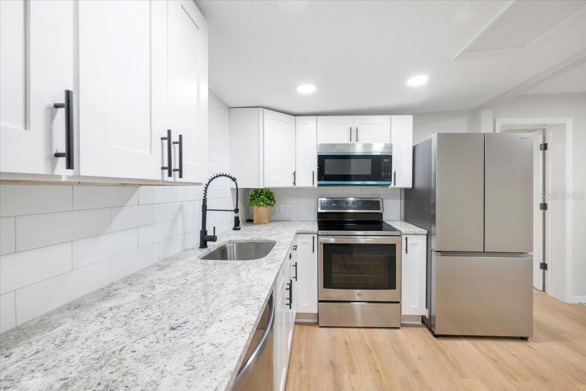 Image 12 of 56 For 412 Oak Street