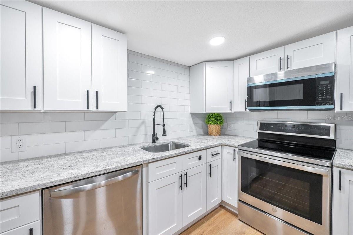 Image 13 of 56 For 412 Oak Street