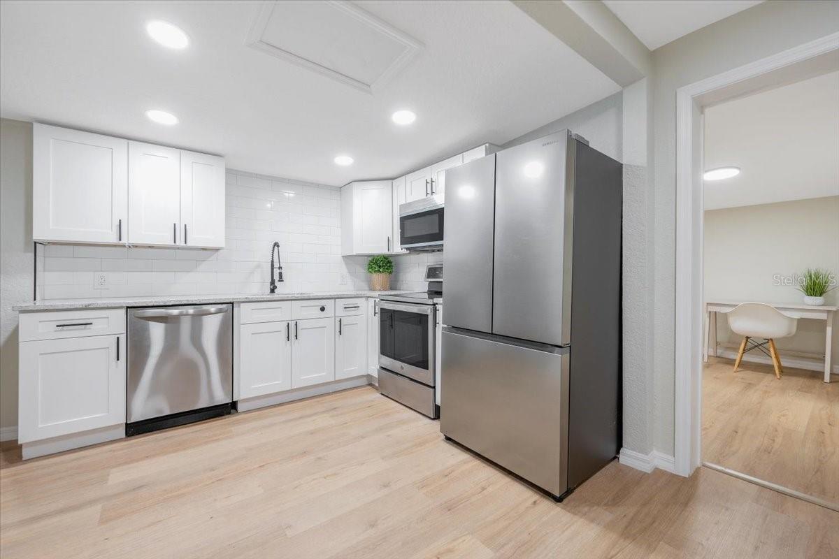 Image 14 of 56 For 412 Oak Street