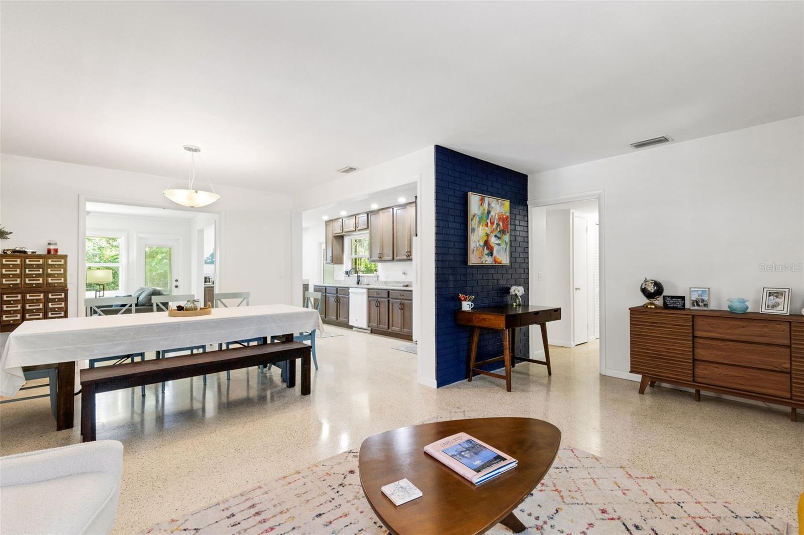 Listing photo id 10 for 1433 Easton Drive
