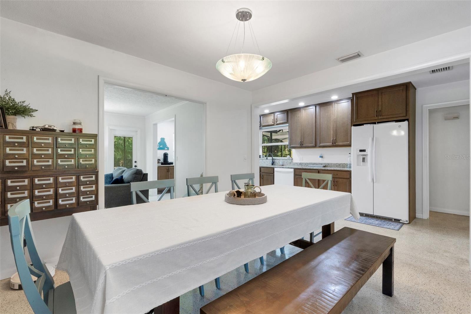 Listing photo id 11 for 1433 Easton Drive