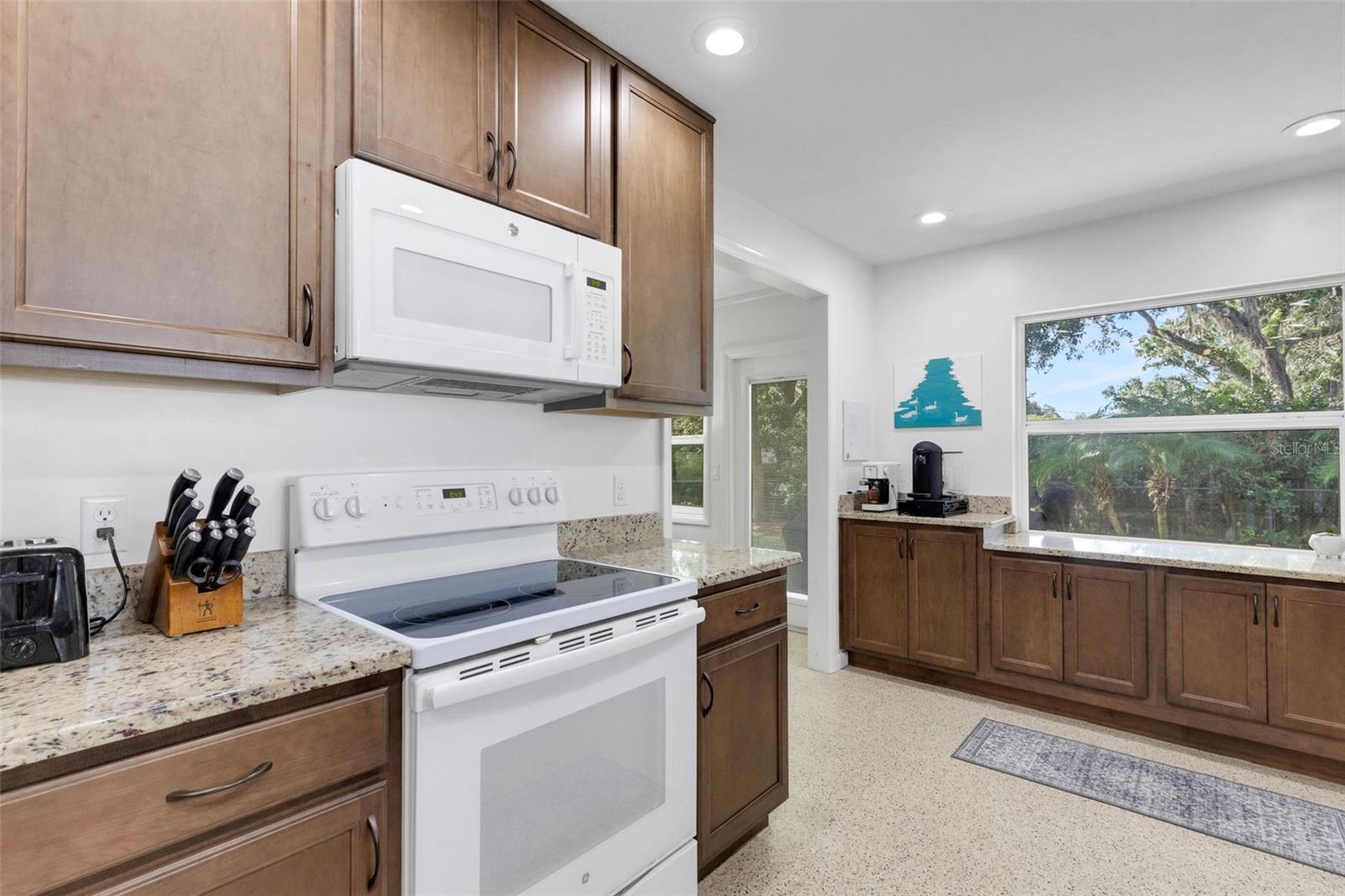Listing photo id 5 for 1433 Easton Drive
