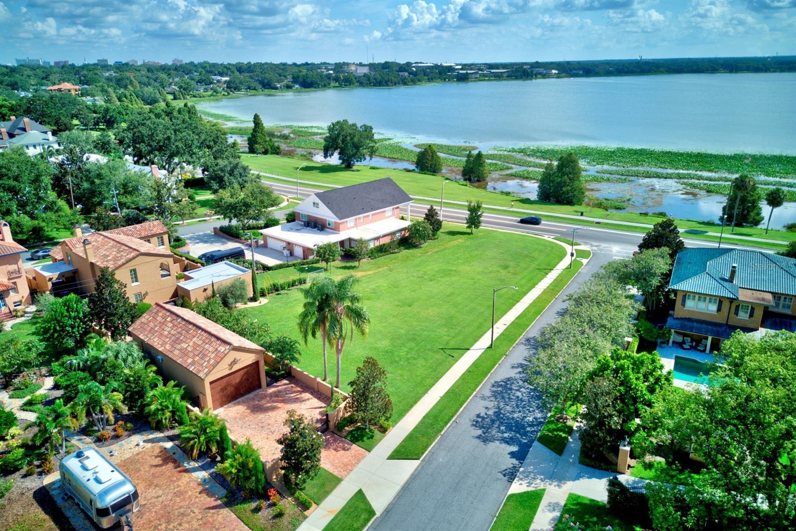 Image 4 of 27 For 981 Lake Hollingsworth Drive