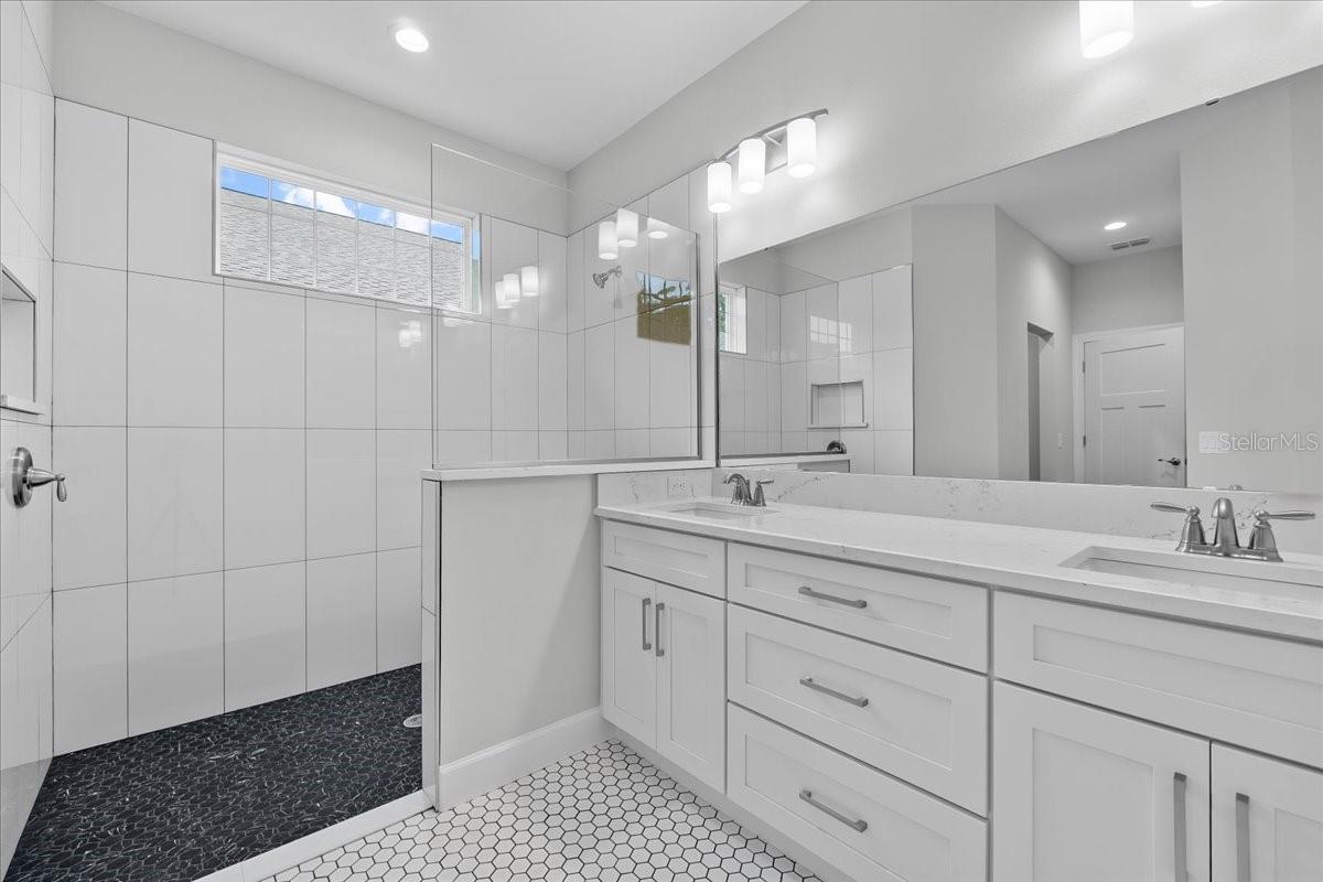 Image 23 of 40 For 4545 Fairway Oaks Drive