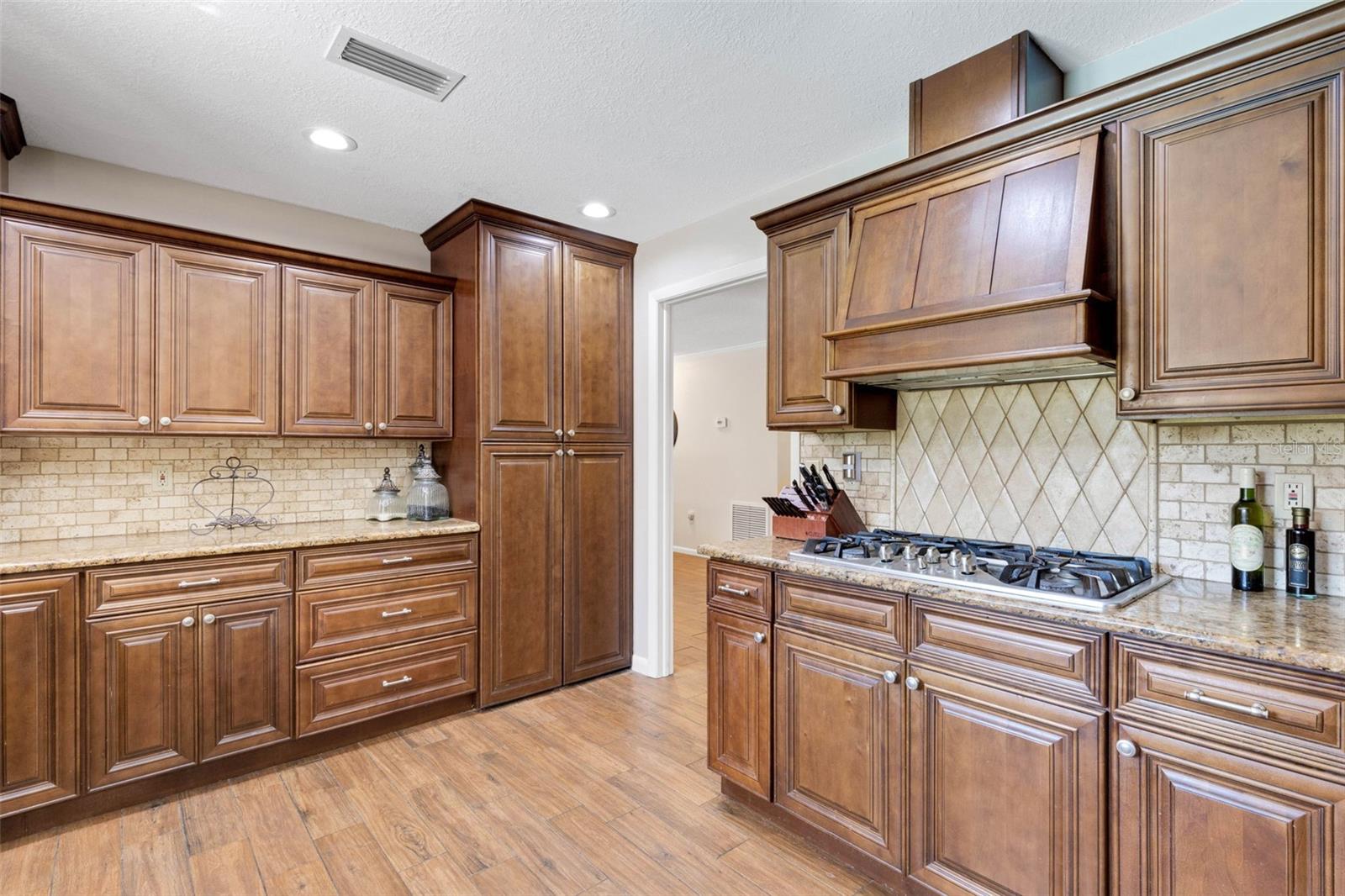 Image 14 of 48 For 6318 Oak Square W