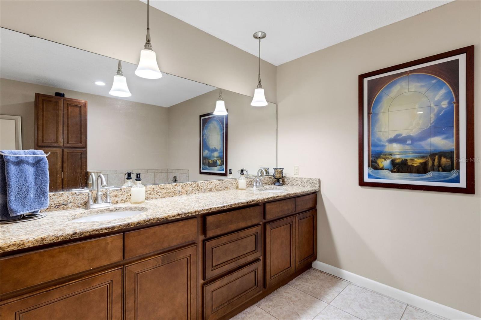 Image 22 of 48 For 6318 Oak Square W