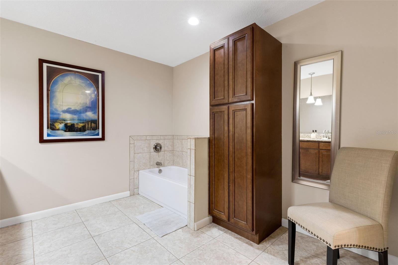 Image 23 of 48 For 6318 Oak Square W