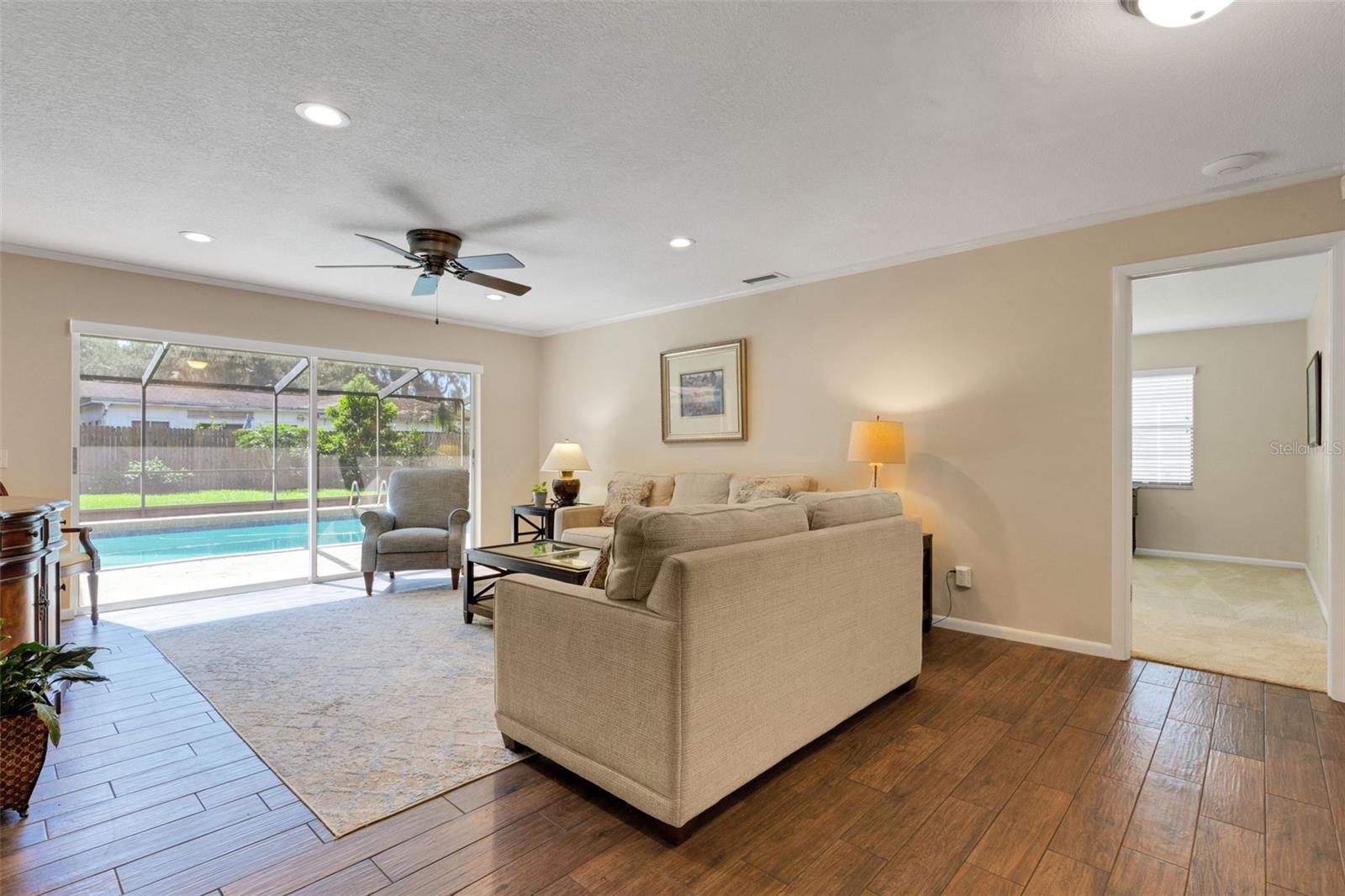 Image 3 of 48 For 6318 Oak Square W