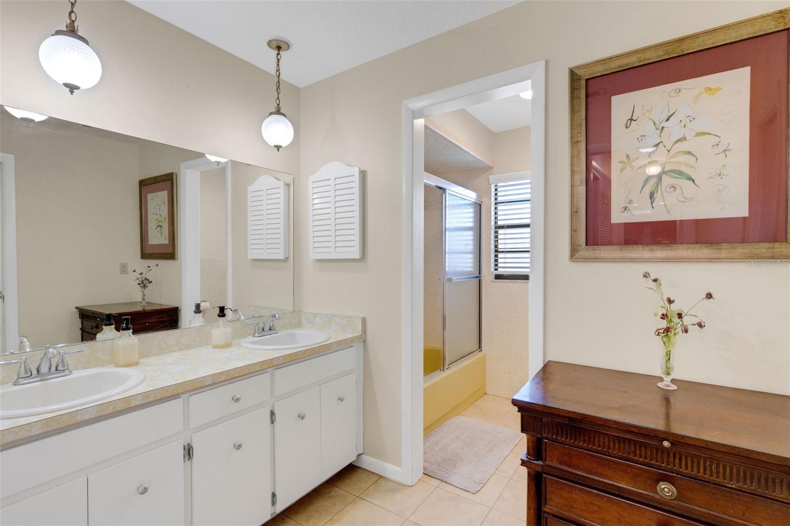 Image 34 of 48 For 6318 Oak Square W
