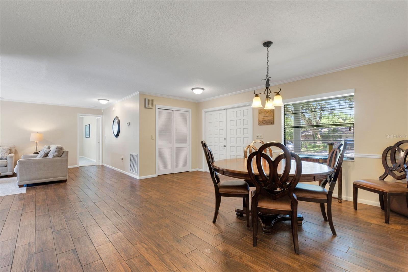 Image 8 of 48 For 6318 Oak Square W