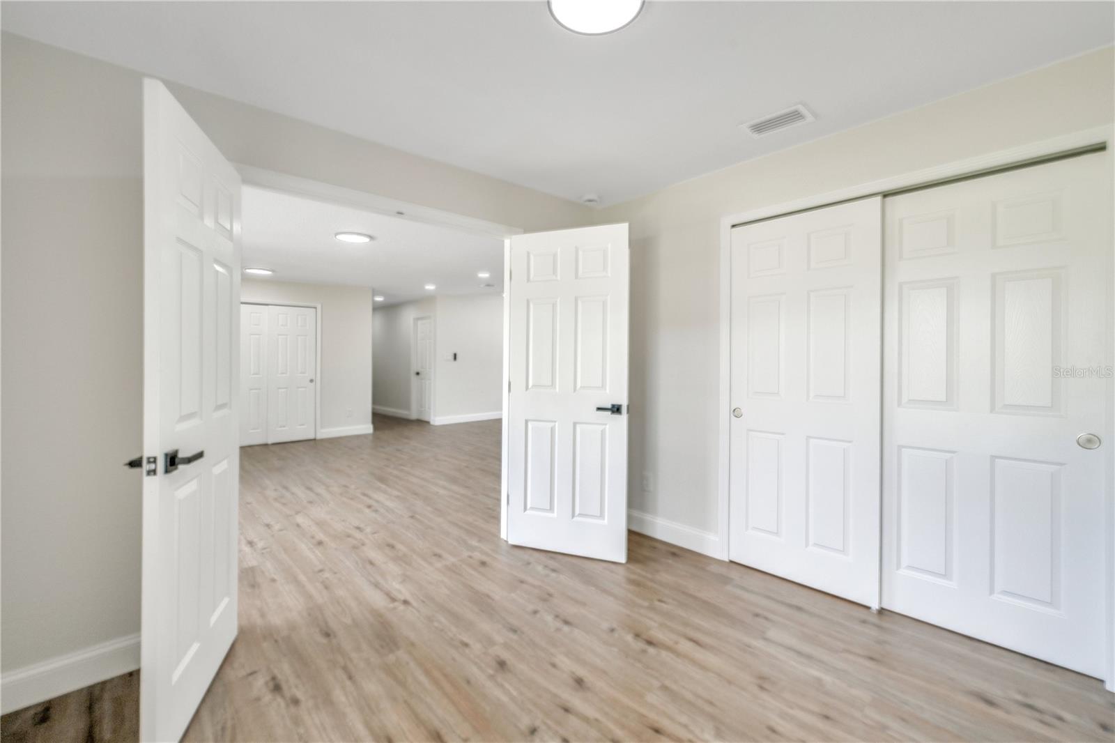 Image 18 of 37 For 113 Live Oak Court
