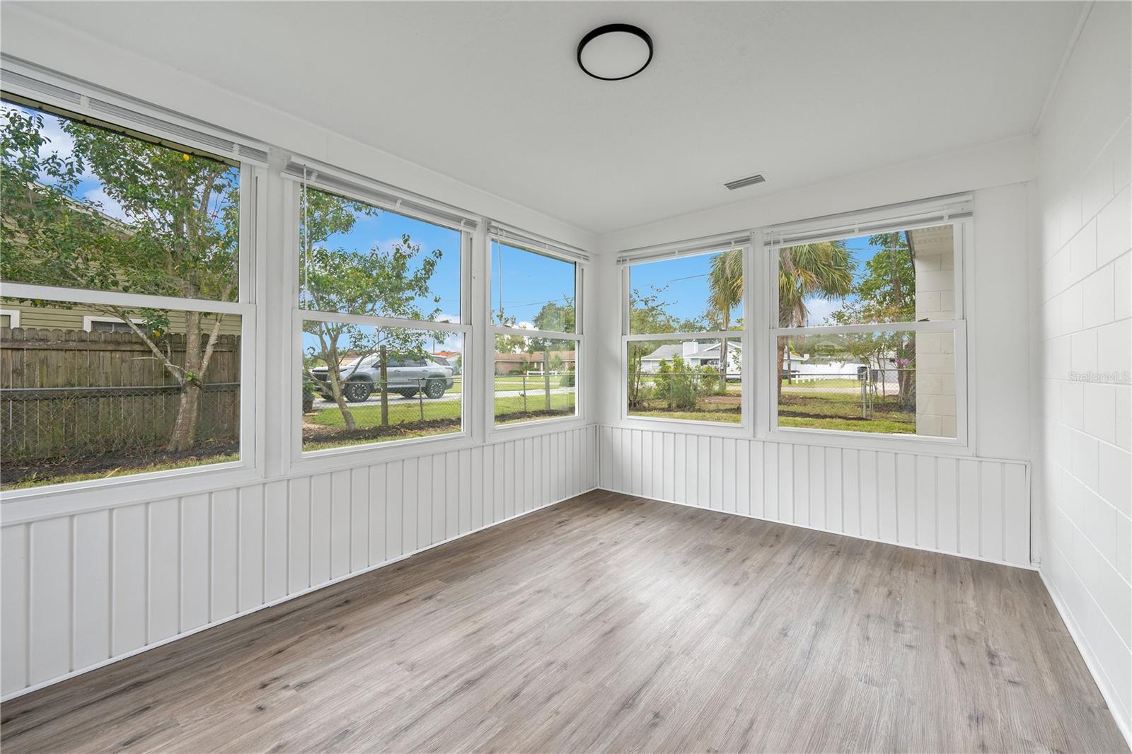 Image 21 of 37 For 113 Live Oak Court