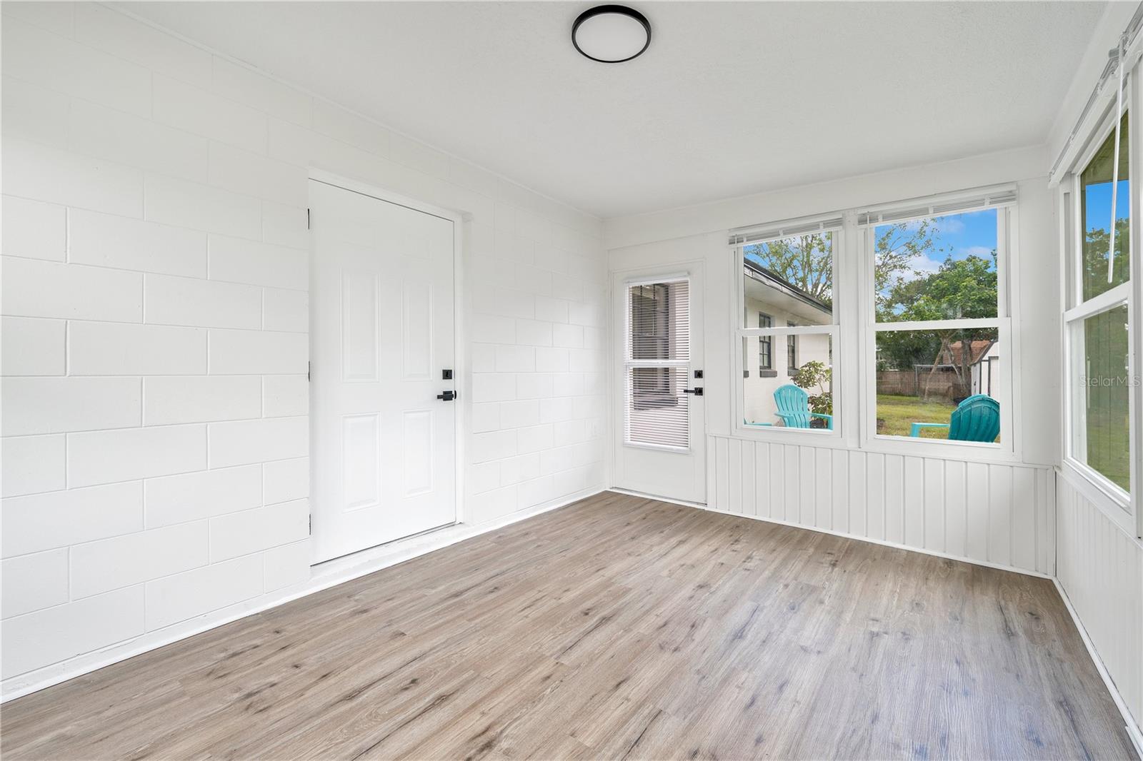 Image 22 of 37 For 113 Live Oak Court