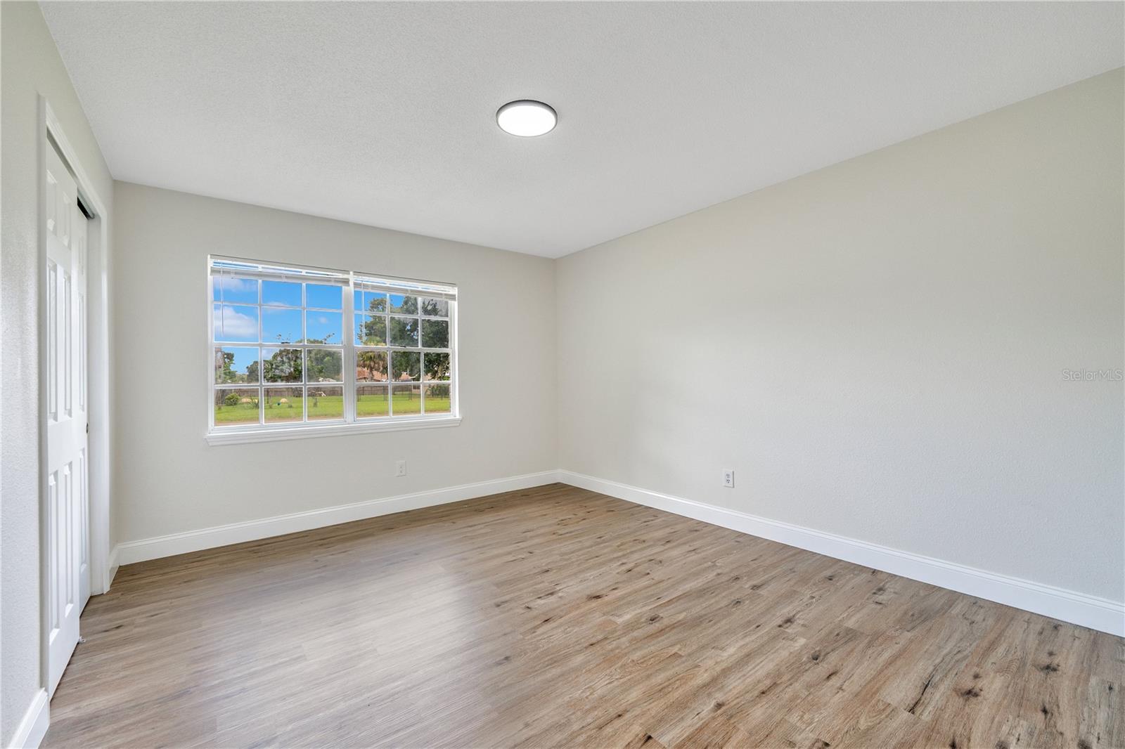 Image 27 of 37 For 113 Live Oak Court