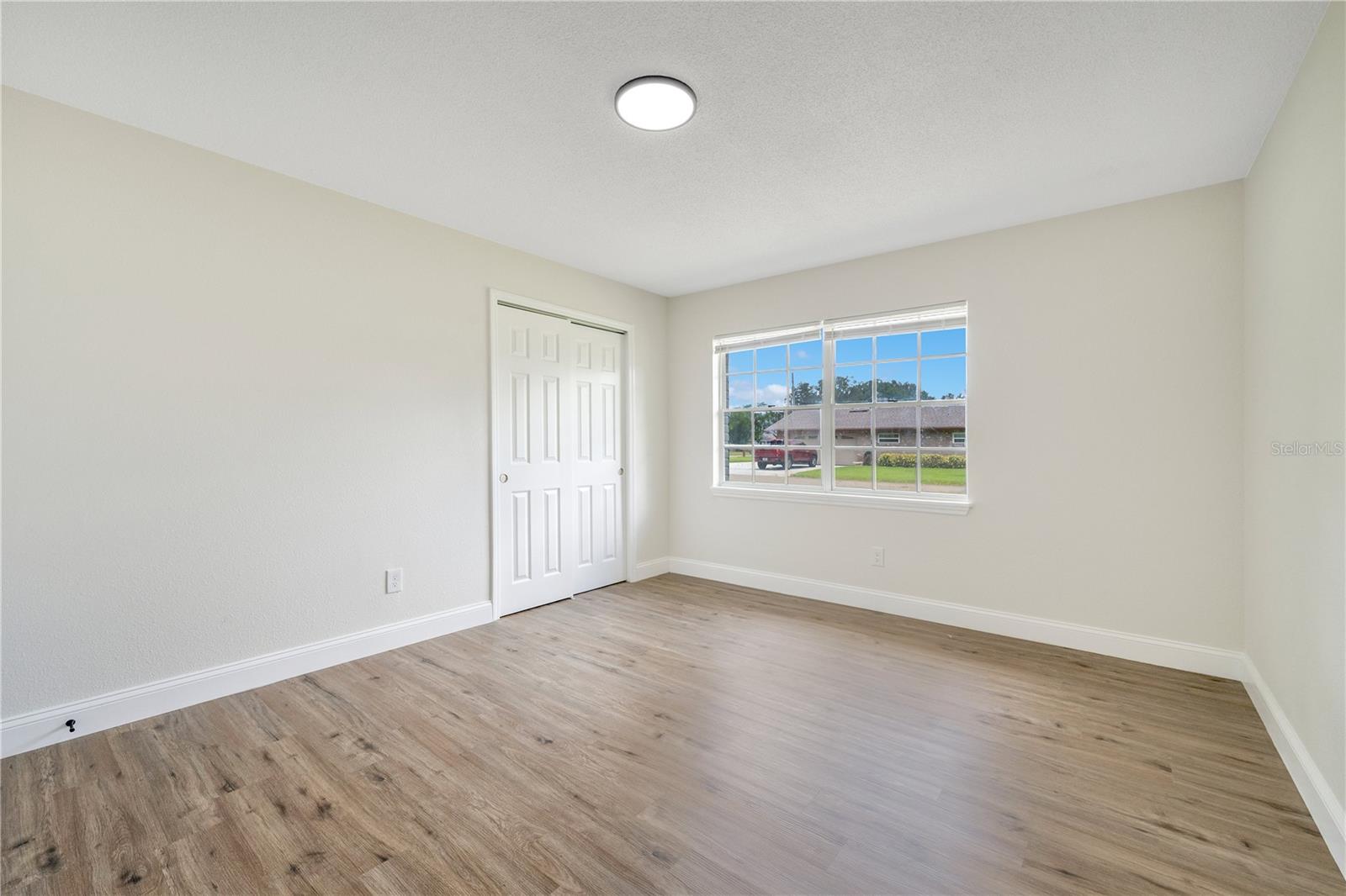 Image 28 of 37 For 113 Live Oak Court