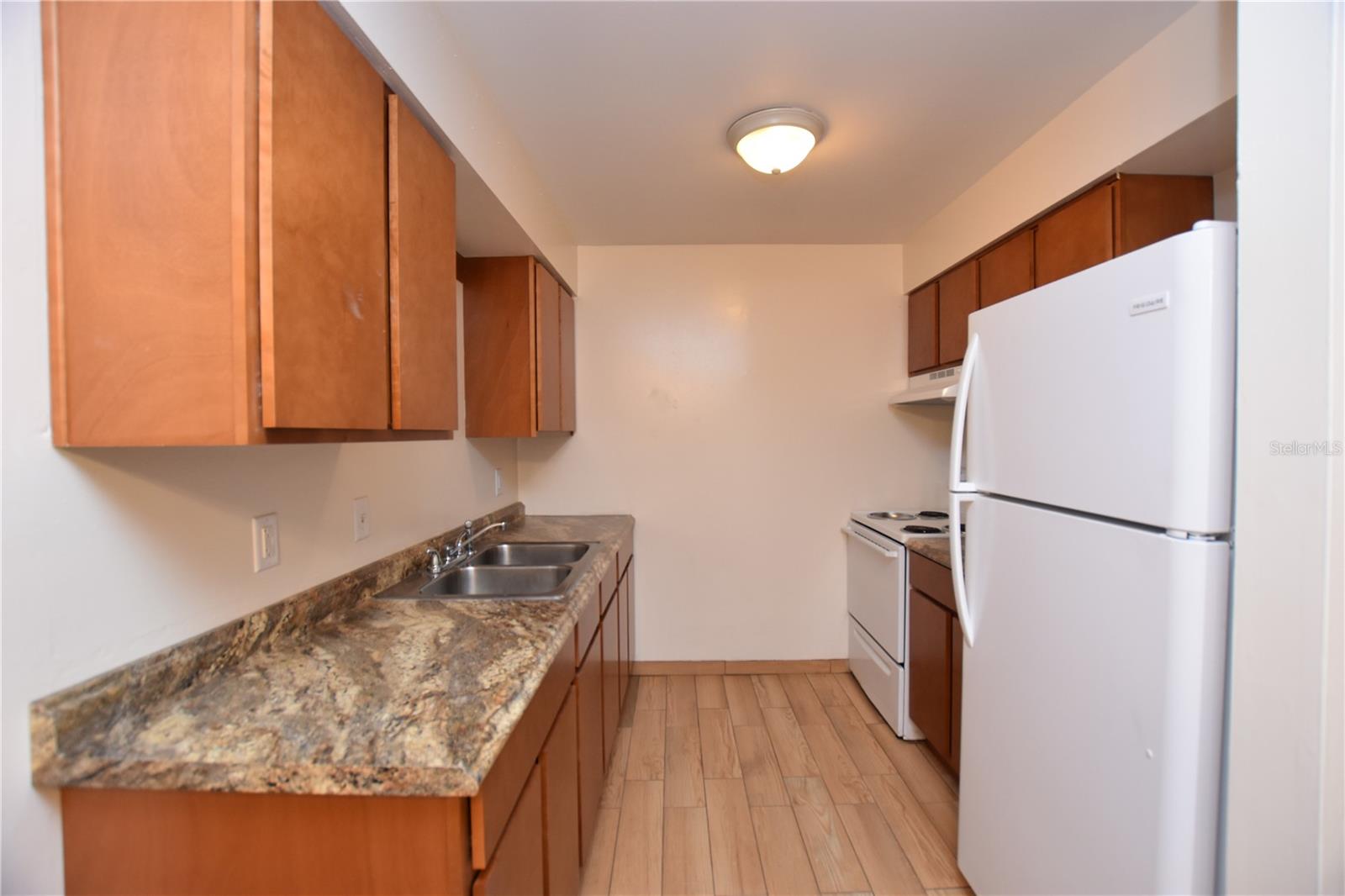 Image 3 of 12 For 619 Robin Road 1