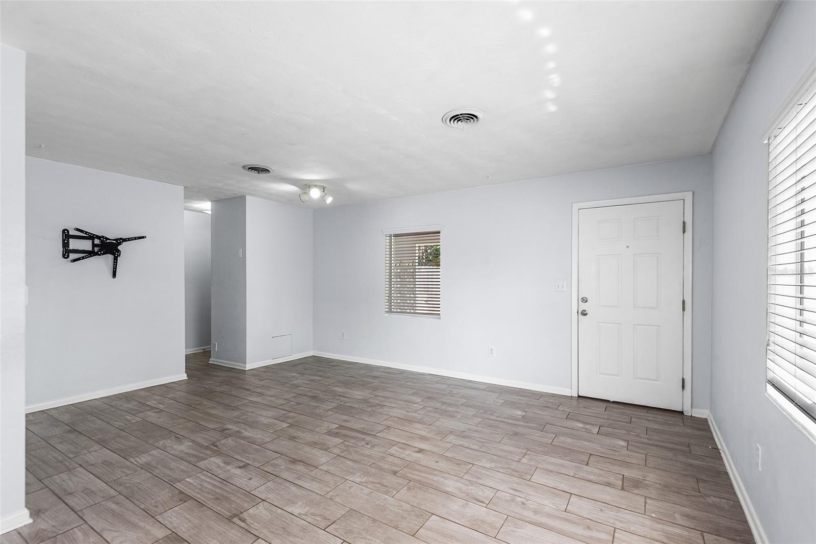 Image 9 of 51 For 821 Hollingsworth Road