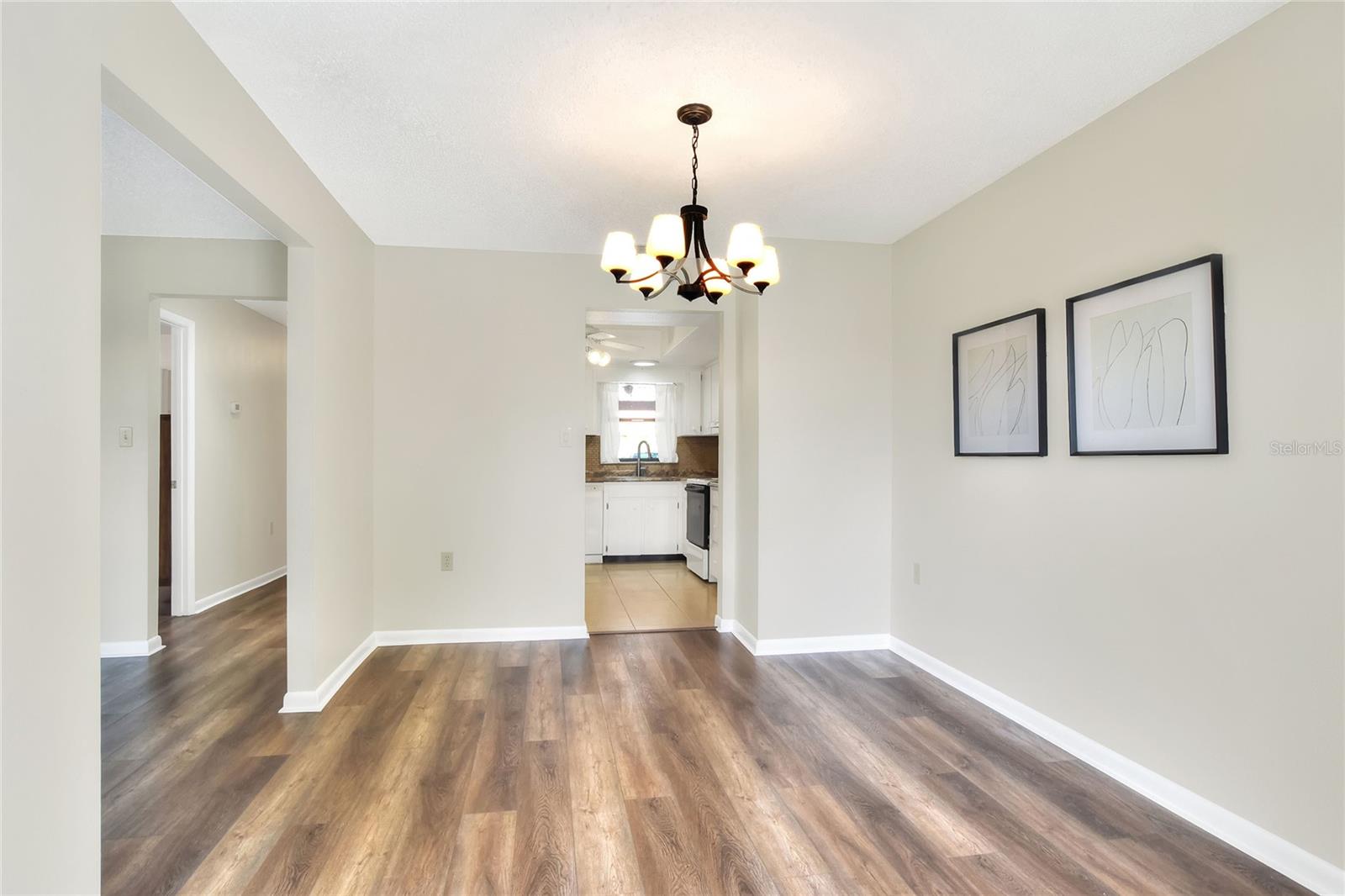 Image 14 of 46 For 462 Lake Carolyn Circle