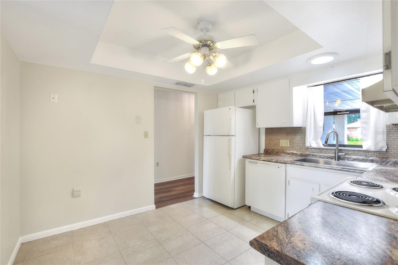 Image 16 of 46 For 462 Lake Carolyn Circle
