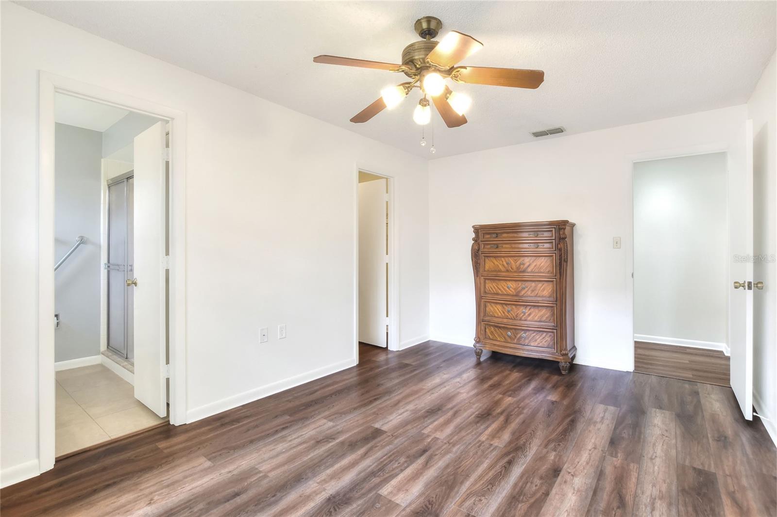 Image 22 of 46 For 462 Lake Carolyn Circle