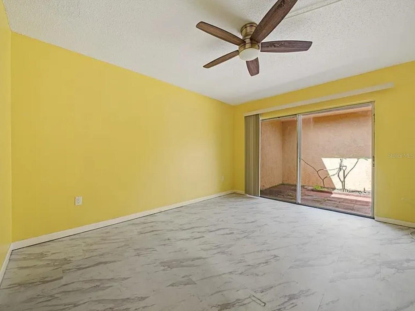 Listing photo id 9 for 5428 Larchmont Court N