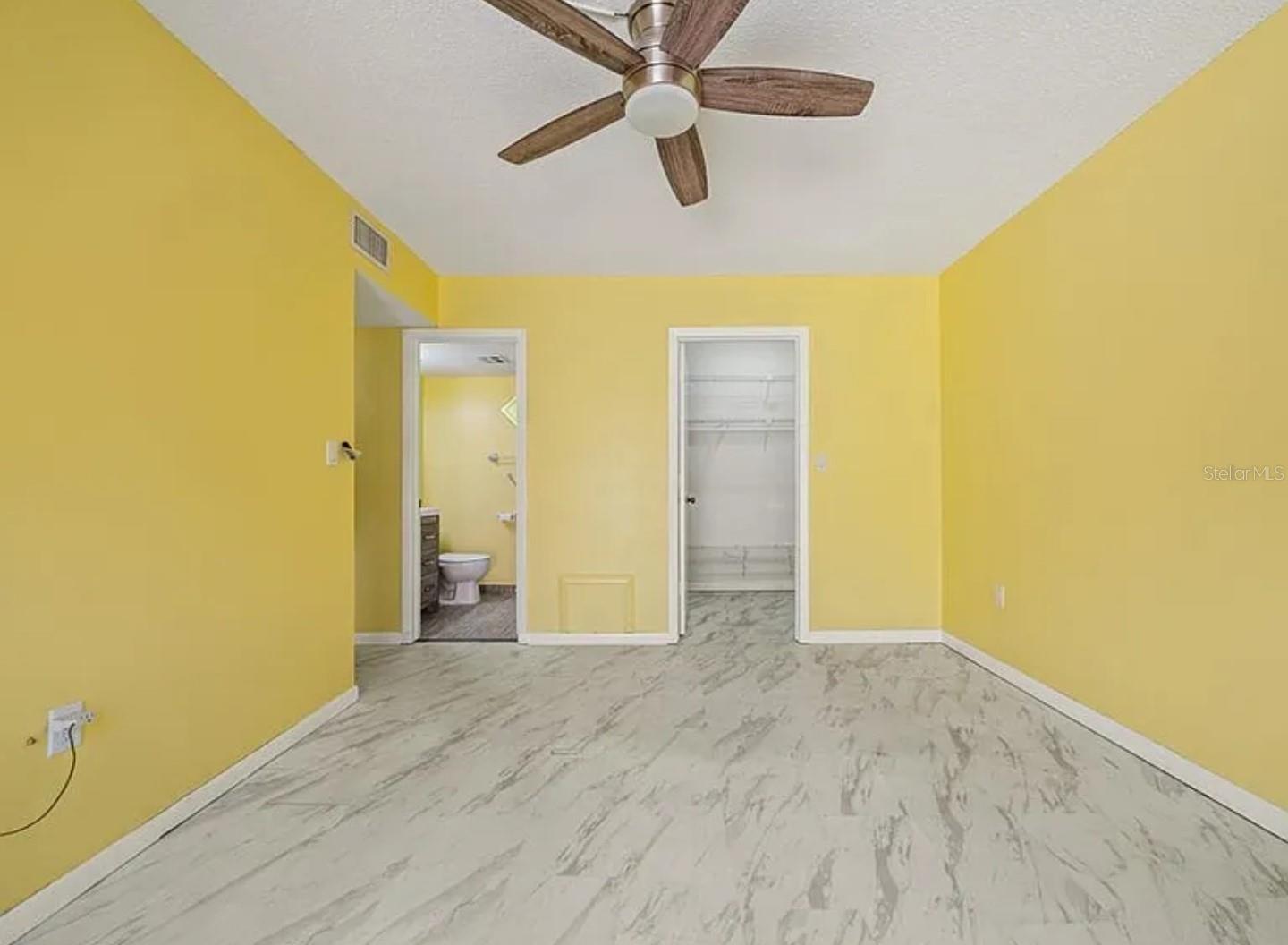 Listing photo id 11 for 5428 Larchmont Court N