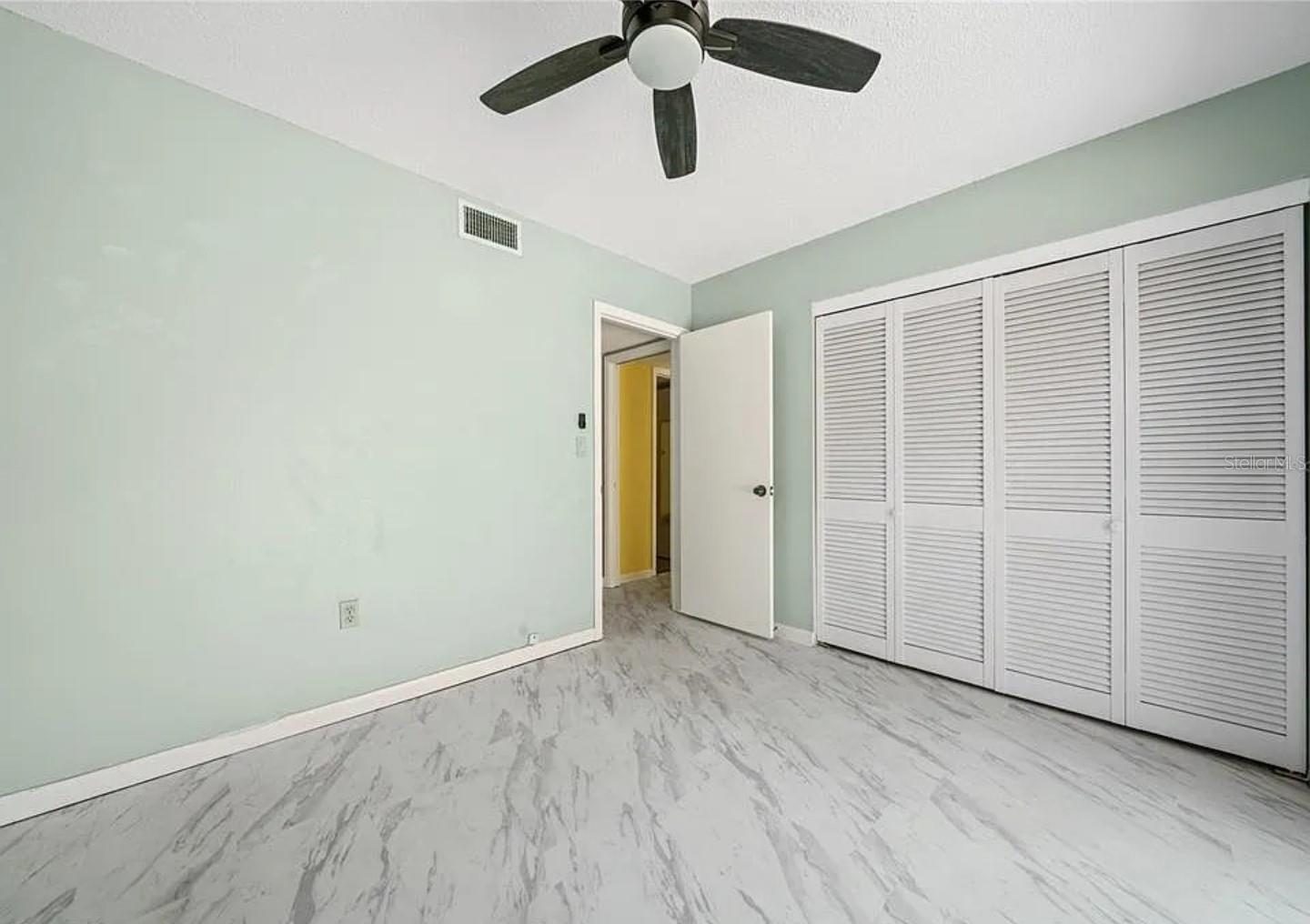 Listing photo id 13 for 5428 Larchmont Court N