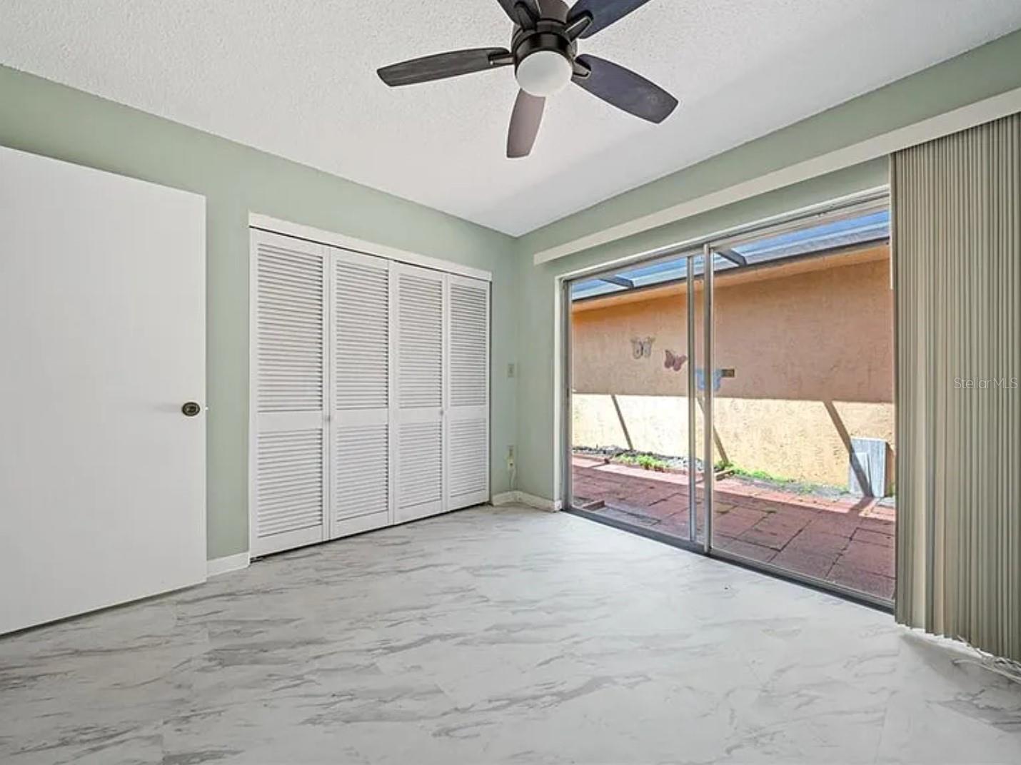 Listing photo id 14 for 5428 Larchmont Court N