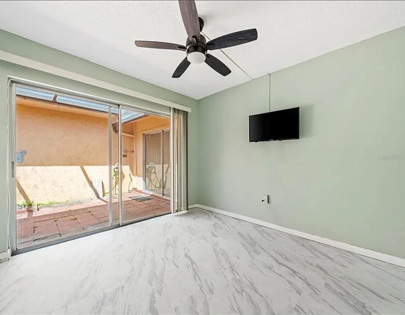 Listing photo id 15 for 5428 Larchmont Court N