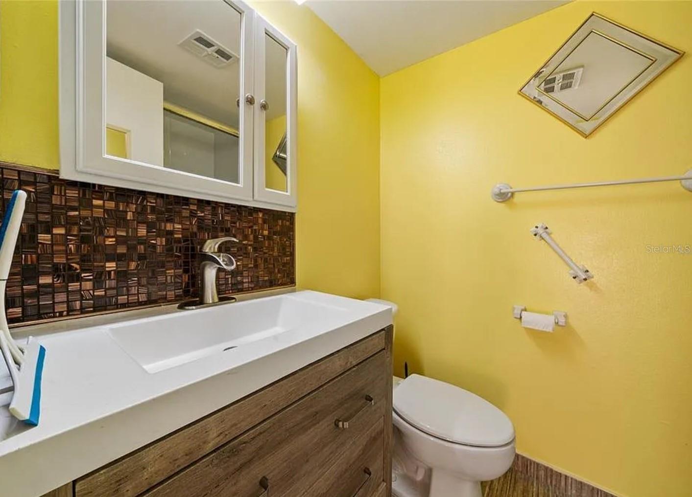 Listing photo id 16 for 5428 Larchmont Court N