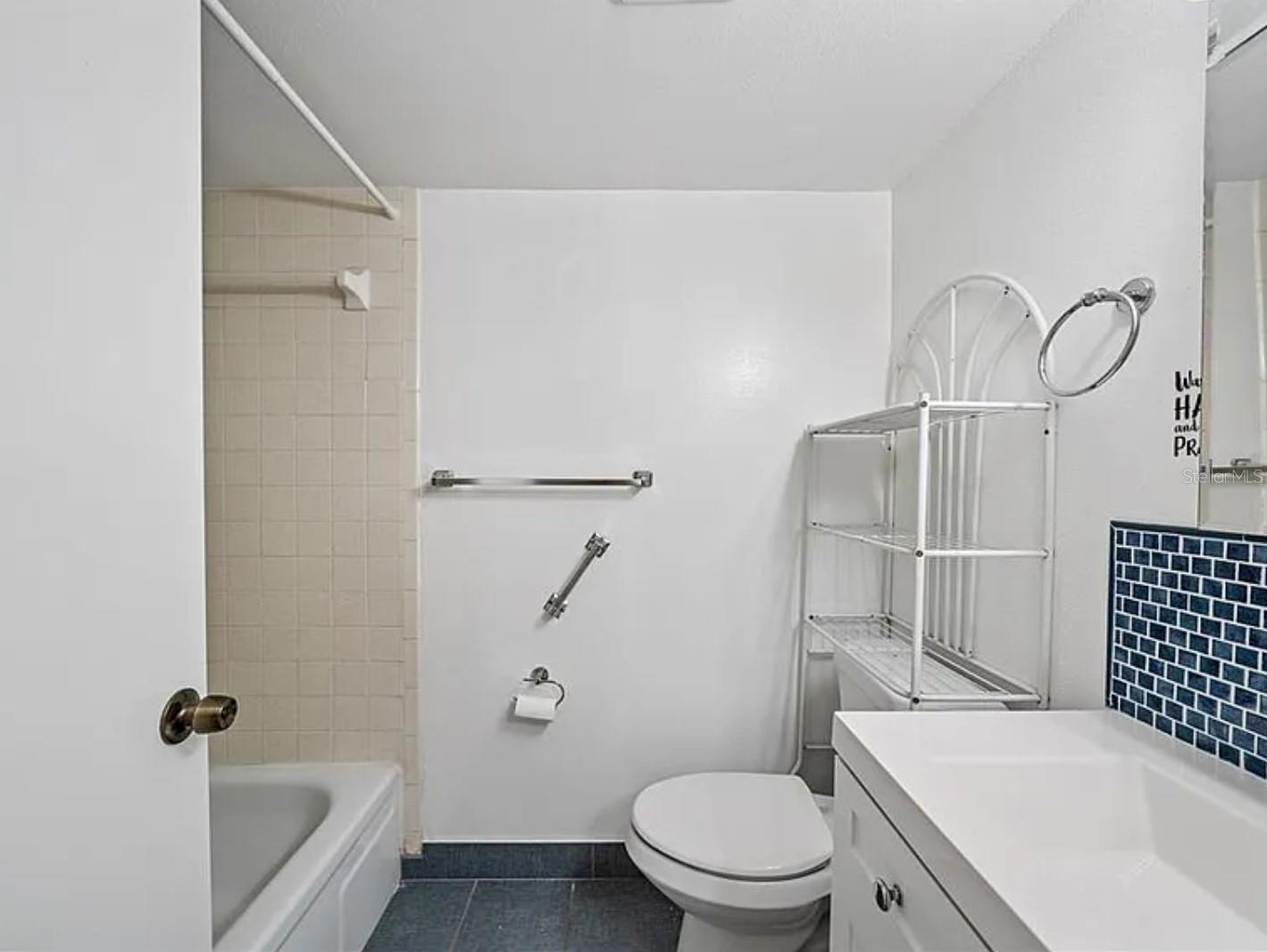 Listing photo id 18 for 5428 Larchmont Court N