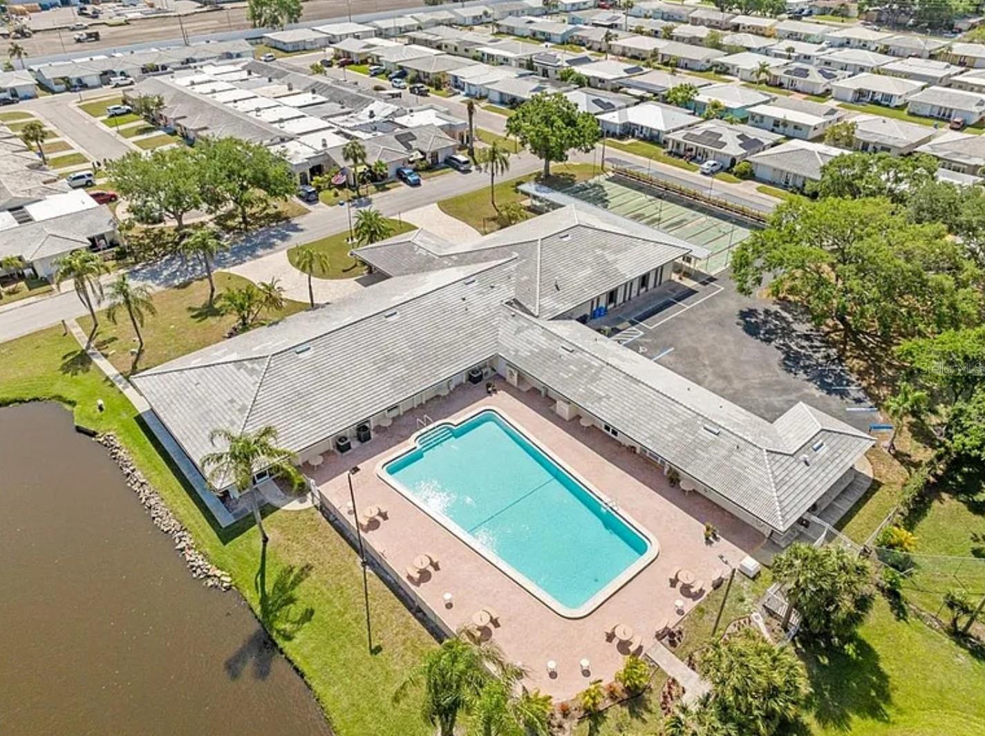 Listing photo id 20 for 5428 Larchmont Court N
