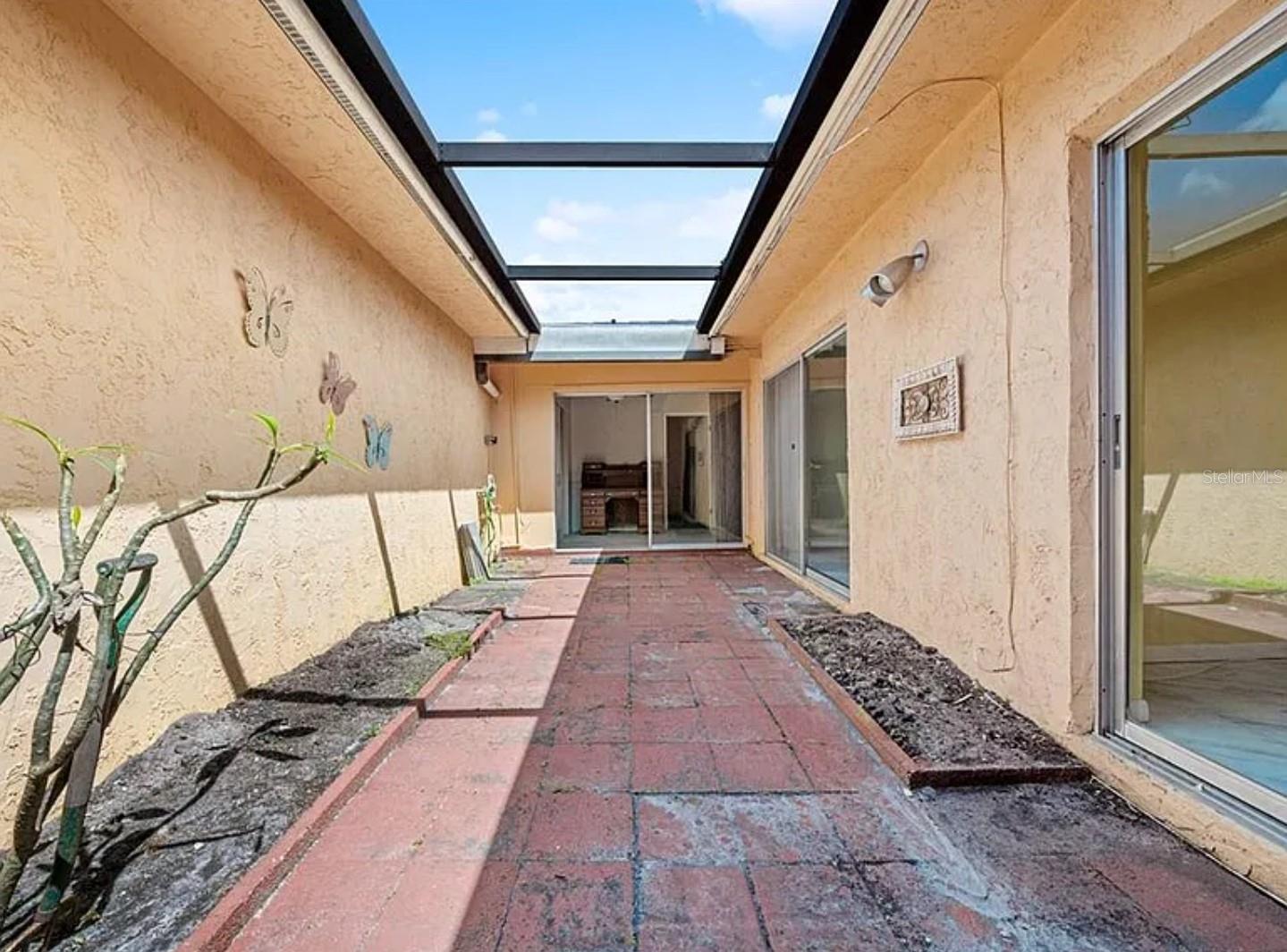 Listing photo id 22 for 5428 Larchmont Court N
